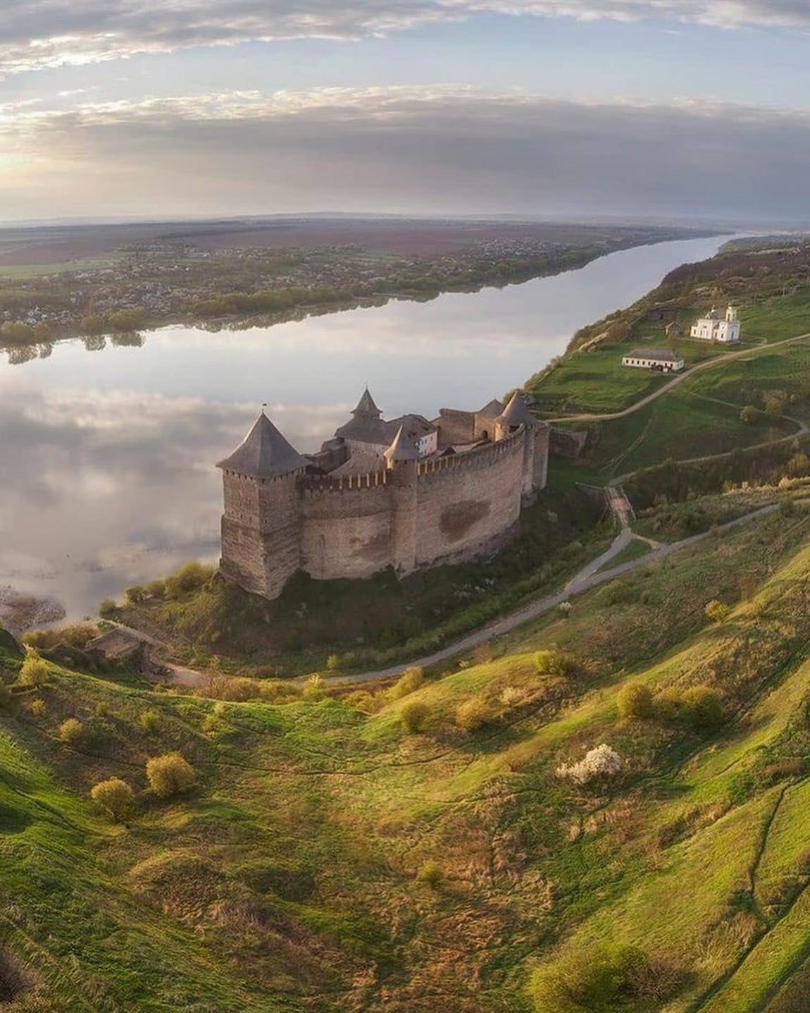 Top 10 castelos da Ucrânia…. Hoje vemos as cidades grandes, modernos… difícil imaginar que num país há mais de 500 castelos antigos… poucos em estado bem conservado e protegido … mas independente do estado você pode ver a grandeza dessas construções que passaram por séculos e protegiam os seus habitantes. Qual você gostou mais conte em comentário ⤵️
Mais detalhes no nosso blog => link na bio @azul.e.amarelo …
as fotos são #repost de @walking.in.ua @travel_to_ukraine @work.adv.ternopil @marina_kopirait @svitlana_yusupova
#ucrania #castelo #ucranianos #travelukraine