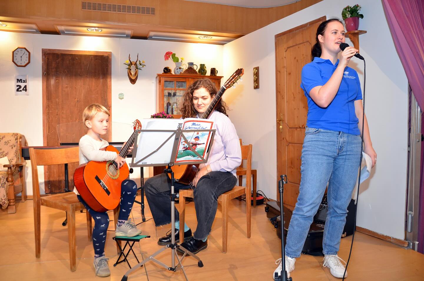 Junge Talente auf der Bühne 🥁🎺🎸🪗
Am 10.03.2024 gaben die jungen Talente ihre musikalischen Darbietungen auf der Bühne zum Besten.
Ein großes Dankeschön ergeht an unser Jugendteam für die Organisation der Veranstaltung und der Unterstützung der jungen MusikerInnen.
Im Wesen der Musik liegt es, Freude zu machen. Aristoteles
#jungetalenteaufderbühne #herzogsdorf #mvherzogsdorf #musikverbindet #mitmusikfreudeschenken #großebühne #blasmusik #oberösterreich #nachwuchstalente #talente #mühlviertel #veranstaltungen