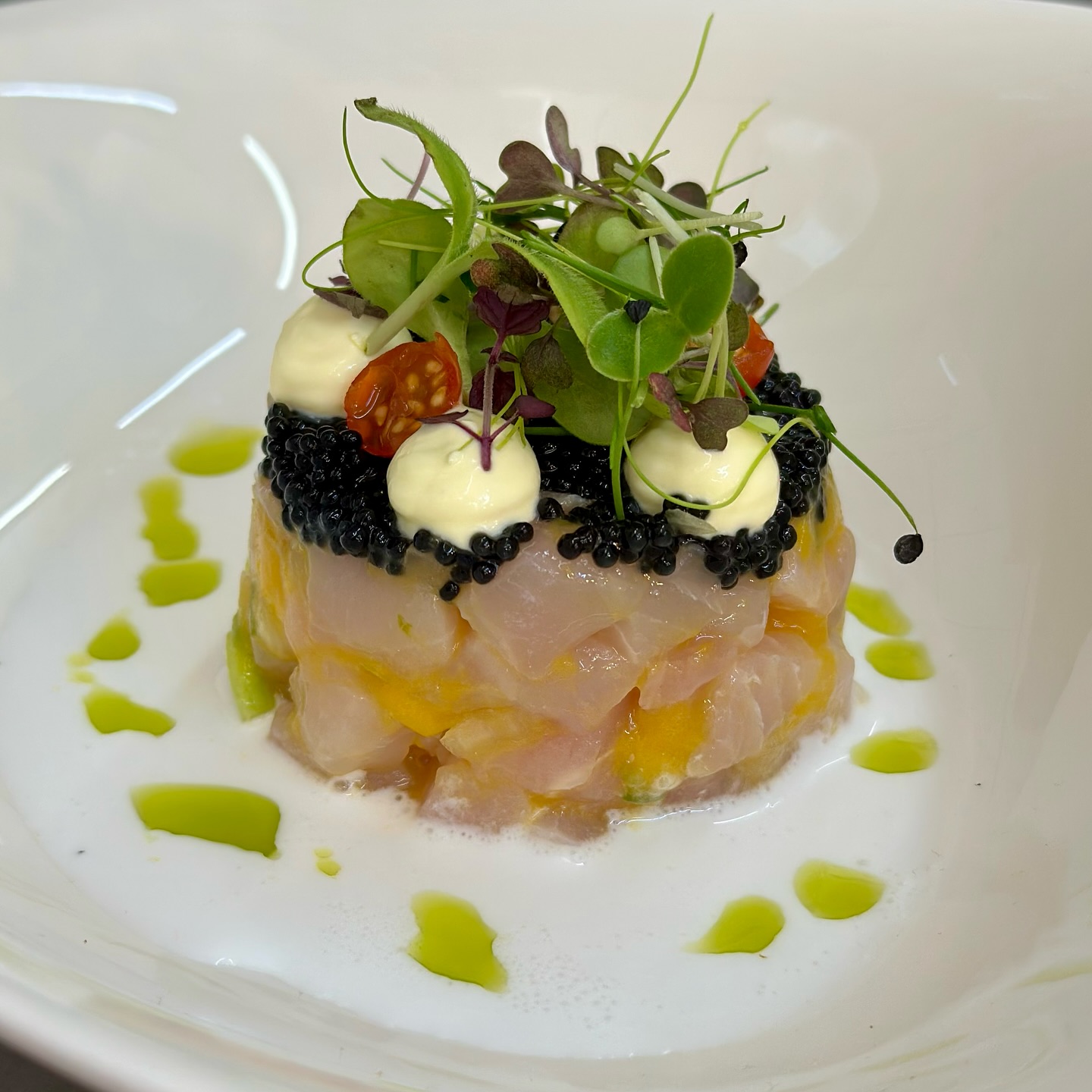 Habt ihr schon den Neuzugang auf unserer Karte entdeckt? Ab sofort gibt es als Vorspeise #ceviche vom Schwertfisch mit Baslikumöl, Mango, Kokos, Limette und Creme Fraiche für einen leichten Start ins Menü.
#restaurant #goodfood #fisch
