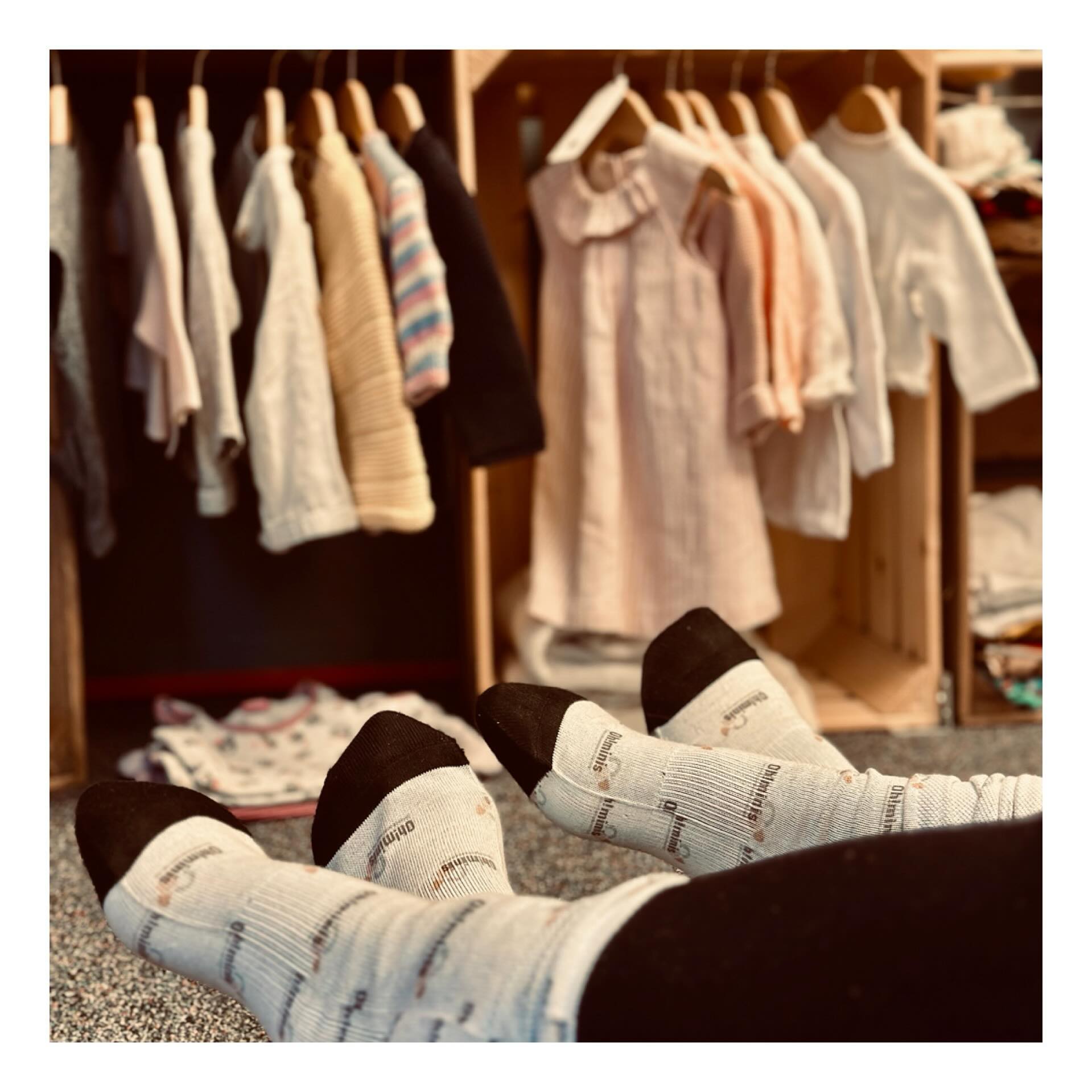 Ohne Socken und mit der Sommerkollektion👗🌞 Am 22.6 sind wir wieder zurück im @familienzentrum_knopf_muttenz
Wir freuen uns auf euch❤️