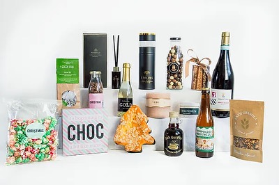 KERSTPAKKETTEN ππ
Laat de magie van Kerst stralen met onze nieuwe Westlandse Kerstpakketten!
Ontdek de heerlijke lekkernijen van lokale bakkers, de zoetste chocolade van ambachtelijke chocolatiers, en unieke geschenken van speciaalwinkels.
Verras je medewerkers met een uniek, lokaal #kerstgeschenk
β¨π #WestlandsPakket #Kerstgenot #LokaleSmaakmakers