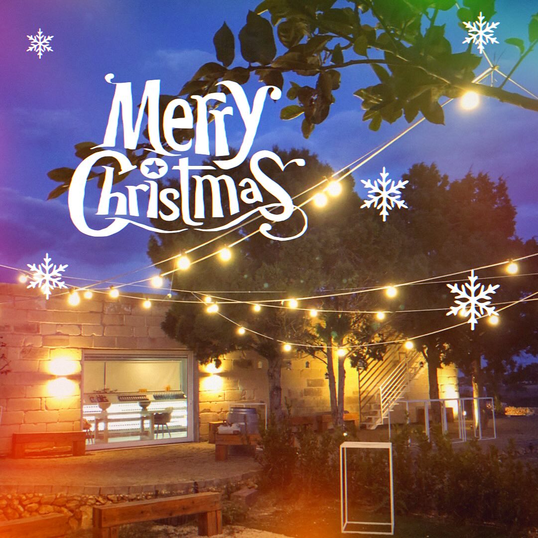 🎄 Wishing all Markus Divinus followers a Merry Christmas! 🍷 May your holiday season be filled with joy, laughter, and the warmth of loved ones. Cheers to the magic of Christmas and the delightful moments shared over a glass of wine. 🥂 #MarkusDivinusCelebrates #MerryChristmas