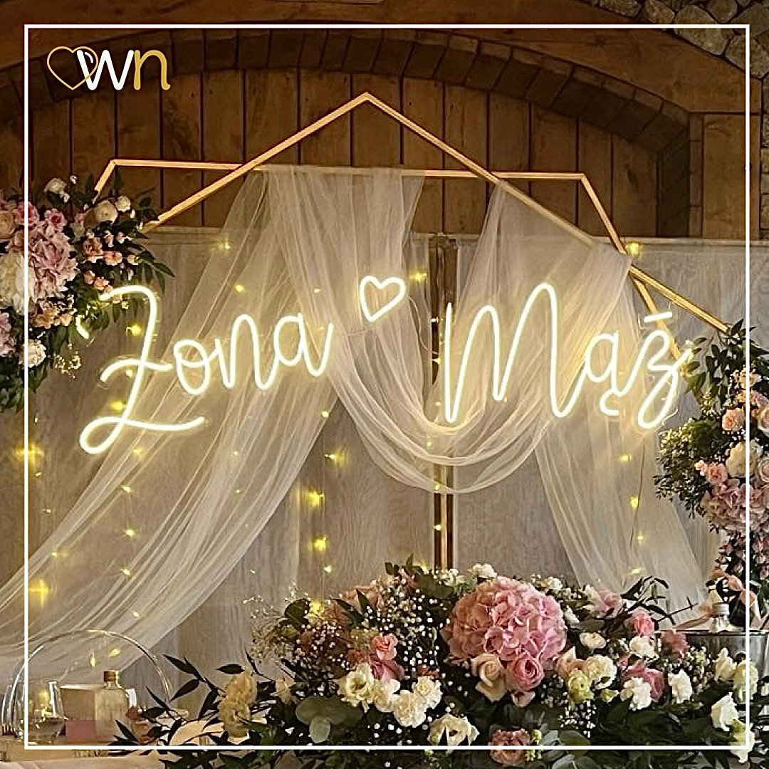 ✨💍 “Żona Mąż” to absolutny klasyk w świecie neonów, a także idealny wybór na wesele! ✨💒
Ten wyjątkowy neon doda klimatu i magicznego blasku każdemu przyjęciu weselnemu. To doskonały akcent, który podkreśli miłość i radość tego wyjątkowego dnia. 💕
Planujesz wesele? Nie czekaj! Wynajmij nasz neon i stwórz niezapomnianą atmosferę, którą wszyscy zapamiętają na długo. 🥂✨
Zarezerwuj neon przez naszą stronę:
💻 www.wypozyczalnianeonow.pl
lub skontaktuj się z nami telefonicznie:
📱+48 505 211 888
#NeonoweWesele #Wesele2025 #WypożyczalniaNeonów #NeonNaWesele #DekoracjeŚwietlne #Ślub2025 #NeonyŚlubne #NeonowaMagia #NeonowyBlask #DekoracjeWeselne #ŚwietlneDekoracje #NeonyNaWesele #WynajemNeonów #WeseleMarzeń #TrendyŚlubne2025