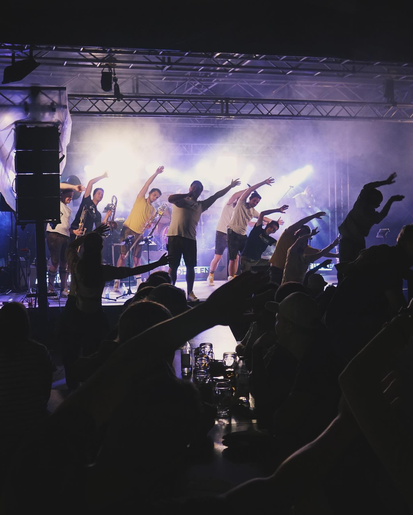 Hoch die Hände auf das Wochenende! 🙋🏼♂️🥳
Vergangenes Weekend durften wir 2x ausrücken und für Halligalli ohne Ende sorgen 🎊🎉
Am Samstag war ein sommerliches Open Air auf dem Stadtfest in Erbach angesagt! 😎
Es war uns eine Freude! Vielen Dank an den @mv_erbach für die Einladung! 😇
.
.
.
.
#dorfheilige #stadtfest #erbach #halligalliohneende #summerparty #bergbier