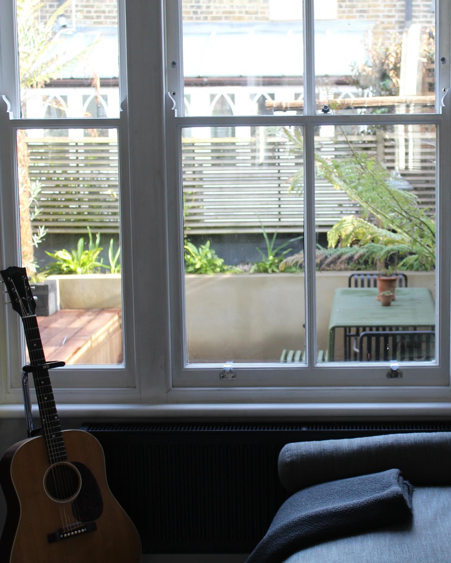 Furniture delivery this morning at this courtyard garden in Chelsea.
The lovely Palissade dining table was already in place when we started the project and we’ve selected additional pieces to use with it.
The final touches will be done soon once the weather is dry enough to paint the raised beds and we’re still mulling over the idea of adding a small outdoor braai area 🔥