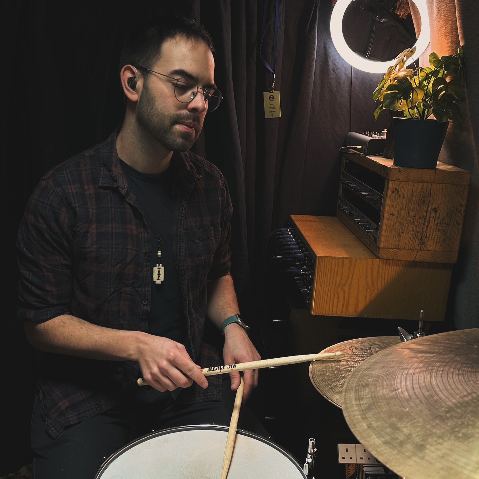 Thinking about chips and ice cream. Not together🍦
Or maybe…?
With my lush @cosmicears too 🪐
@vicfirth @istanbulagop #drumsdrumsdrums #vf15 #drummer #drummergram #remodrumheads #sessiondrummer #londonmusician #londonmusic #drummerinlondon #drum #drums #drumkit #drumset #instadrums #soundsfrommyattic #drumminglife #remoterecording #remotedrumtracks #remotedrumrecording #livedrummer