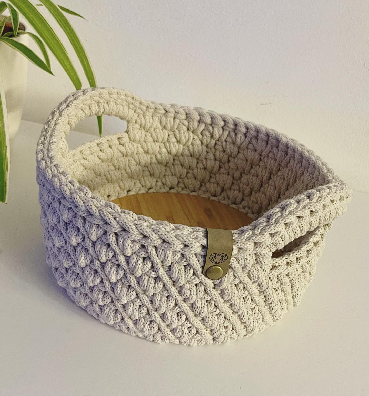 Hier durfte ich noch einen Brotkorb häkeln ♥️ diesmal mit einem abwischbarem Boden mit Bambusoptik ..
#brotkorb #häkeln #crochet #diy #österreich #austria #homedecor #dekoration #korb #frühstück #breakfast #yesbobbiny