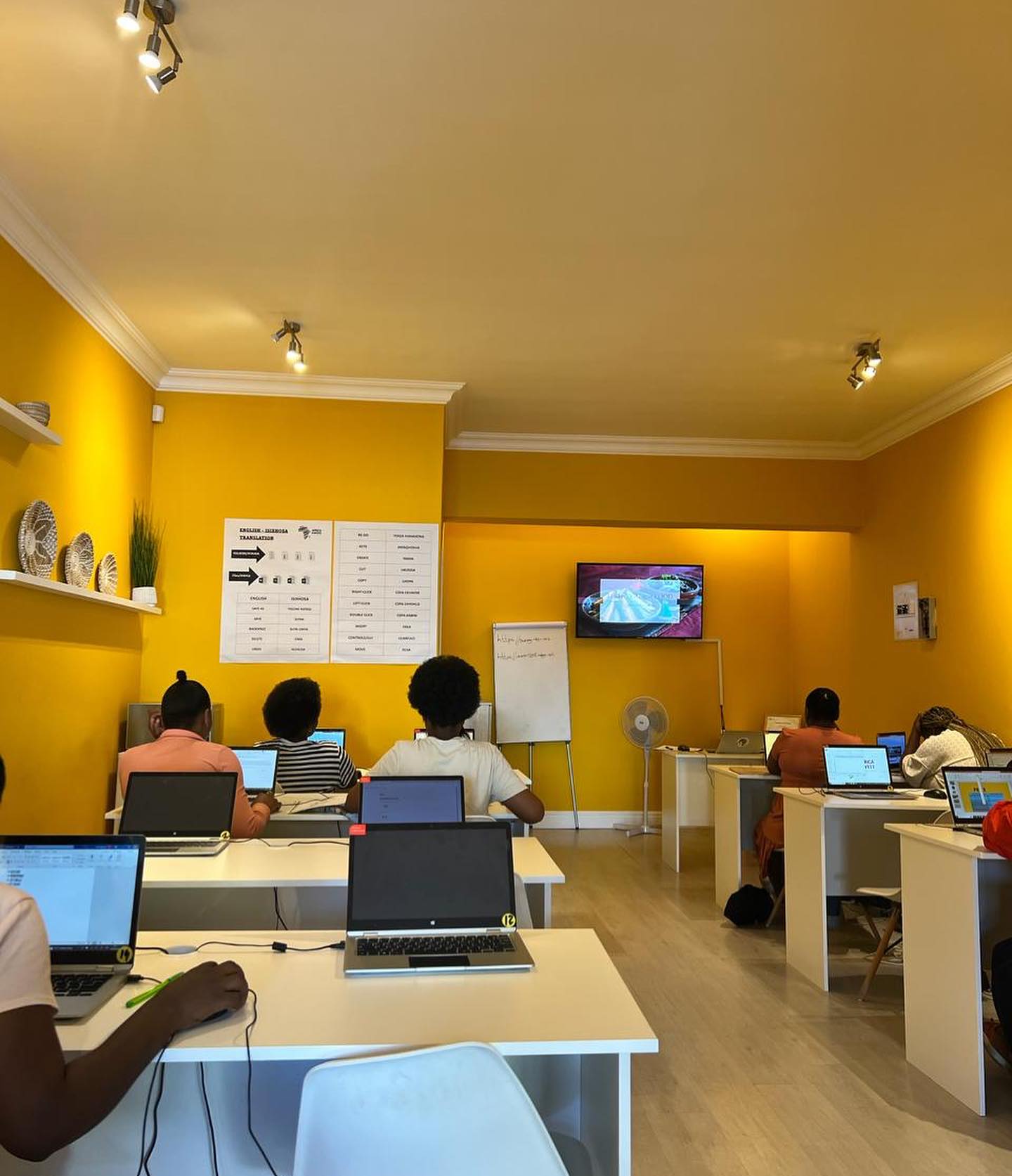 Excited to host Abdeyah, program manager of @codegirls.cpt , at our Future Hub! 🌞 Just like us - they are committed to fostering inclusion and gender parity in tech and are empowering women of all backgrounds to thrive in the digital age. 💻✨
#futurehuhoutbay #codegirls #techinclusion