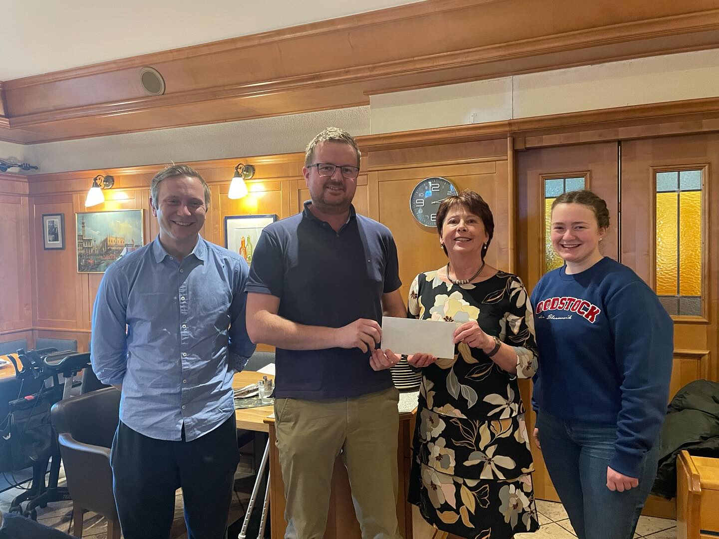 🌟 Benefiz Kirchenkonzert 🌟
Am 09.12.2023 veranstalteten wir ein Benefiz-Kirchenkonzert, wo ein Erlös von € 2.000,00 erreicht werden konnte.
Der MS (Multiple Sklerose) Club Oberes Mühlviertel veranstaltet regelmäßig Treffen, wo auch die Spende am 14.01.2024 im Wildparkwirt Altenfelden übergeben werden konnte. Girlinger Hildegard, Obfrau des MS-Club Oberes Mühlviertel, nahm den Erlös mit großem Dank entgegen.
Ein großer Wert wird bei den Treffen auf Geselligkeit und Humor gelegt, daher konnten ein paar Musiker unseres Vereines einen geselligen Nachmittag mit Gesang verbringen und Gespräche mit den Betroffenen und Angehörigen führen.
Mit diesem großartigen Spendeergebnis können weitere gemeinsame Abende und Ausflüge finanziert werden, wo sich die Betroffenen austauschen und Freude erleben können.
Der MV Herzogsdorf bedankt sich nochmals bei allen Besuchern des Benefizkonzertes und den freiwilligen Spenden.
#benefizkonzert #mvherzogsdorf #herzogsdorf #spende #wirhelfen #mscluboberesmühlviertel #ma #maclub #multiplesclerose #freudeschenken #musikverein #kirchenkonzert #konzert #benefiz