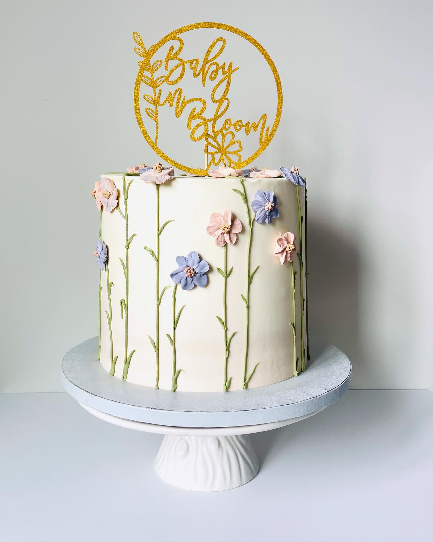 🌸Baby in bloom 🌸
When I got the inspo pic for this cake, I knew exactly what I wanted to do. I am completely obsessed with how this came out!
#mutedcolors #babyinbloom #babyshowercake #itsagirl #nycbaker #statenislandbaker #buttercreamflowers #nybaker