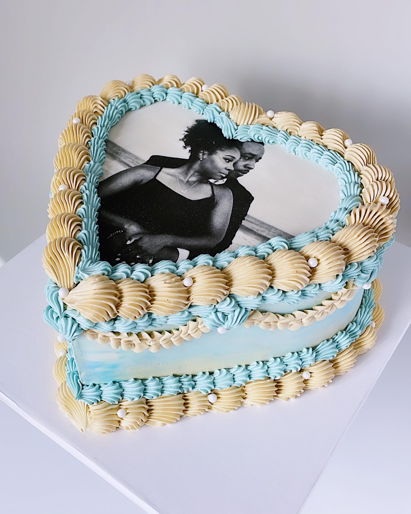 ✨💍Let’s Get Married💍✨
So obsessed with this two toned beauty ✨🥰
•
•
•
#vintagecake #nyccakes #engagmentcake #beachvibes #heartcake #cake #chocolate #bakery