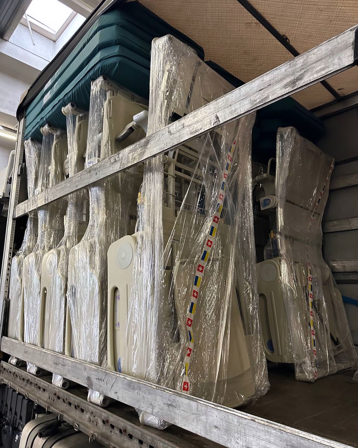 New Year, same mission – new ways of supporting #ZhdU and the people of Ukraine. We teamed up with @_copalana_ to fundraise money for our humanitarian work. Our newest fundraiser on the #Copalana Plattform tackles transportation costs of valuable and much needed medical beds for hospitals in one of Ukraine’s most battled city, Kharkiv. We got the beds – now we need financial means to bring them to Ukraine. Please donate!
Kharkiv is the second-largest city in Ukraine, located in the East of Ukraine. The people of Kharkiv faced and are still facing a horrendous bombardment, terror and injured since Russian troops rolled into Ukraine in February 2022.
ZhdU has won the trust of Swiss hospitals and some of them are ready to continuously support Ukrainian counterparts with materials. We take the challenge to organise the transportation of these valuable donations from Switzerland to Ukraine, but we need your help to cover the costs of fuel and the work of drivers. The next dispatch will go from Zurich to #Kharkiv which is 2575 km, help us to overcome this distance by donating!
You’ll find the link with the project description in our link tree and on @_copalana_ 💙💛🚛