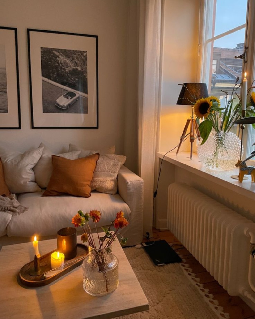 . La lumière tamisée .
L'éclairage joue un rôle crucial dans la création d'une atmosphère agréable et fonctionnelle au sein de votre intérieur. Le tamisage des lumières, en particulier, permet de transformer radicalement l'ambiance d'une pièce, passant d'un environnement lumineux et dynamique à une atmosphère douce et relaxante, tout en mettant en valeur les éléments décoratifs.
La lumière feutrée, jaune et douce est souvent préférée en raison de son effet apaisant et confortable. Contrairement à la lumière blanche, qui peut être agressive pour les yeux. La lumière jaune a un effet plus chaleureux et plus doux sur la pièce. 🧡🍂✨
Mode cocooning ☑️☺️
Source : Pinterest 📷
#interiordesign #interieur #architectedintérieur #décoration #design #decoratricedinterieur #archilovers #home #harmonie #designdinterieur #amenagement #espaces #homestyle #pinterest #inspirationdeco #inspiration #lighting #bienêtre #luminosité #lumière #lampe #ambiancecosy #cocooninghome #cocooning #détente #relax #lumièretamisée #bordeaux