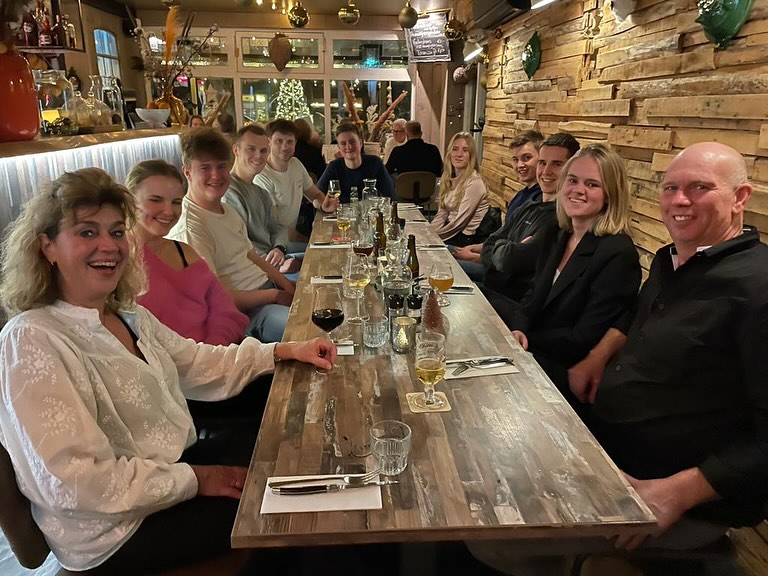 Namens Handelsonderneming Ed van Duin wensen wij jullie fijne feestdagen toe! Wij hebben ons kerstuitje al achter de rug. Het was weer erg gezellig.
Tijdens eerste kerstdag, tweede kerstdag en nieuwjaarsdag zijn wij gesloten. Daartussen kan er gewoon een afspraak gemaakt worden om langs te komen.
#feestdagen #kerst #team #kerstuitje #kozijnen #dubbeledeuren