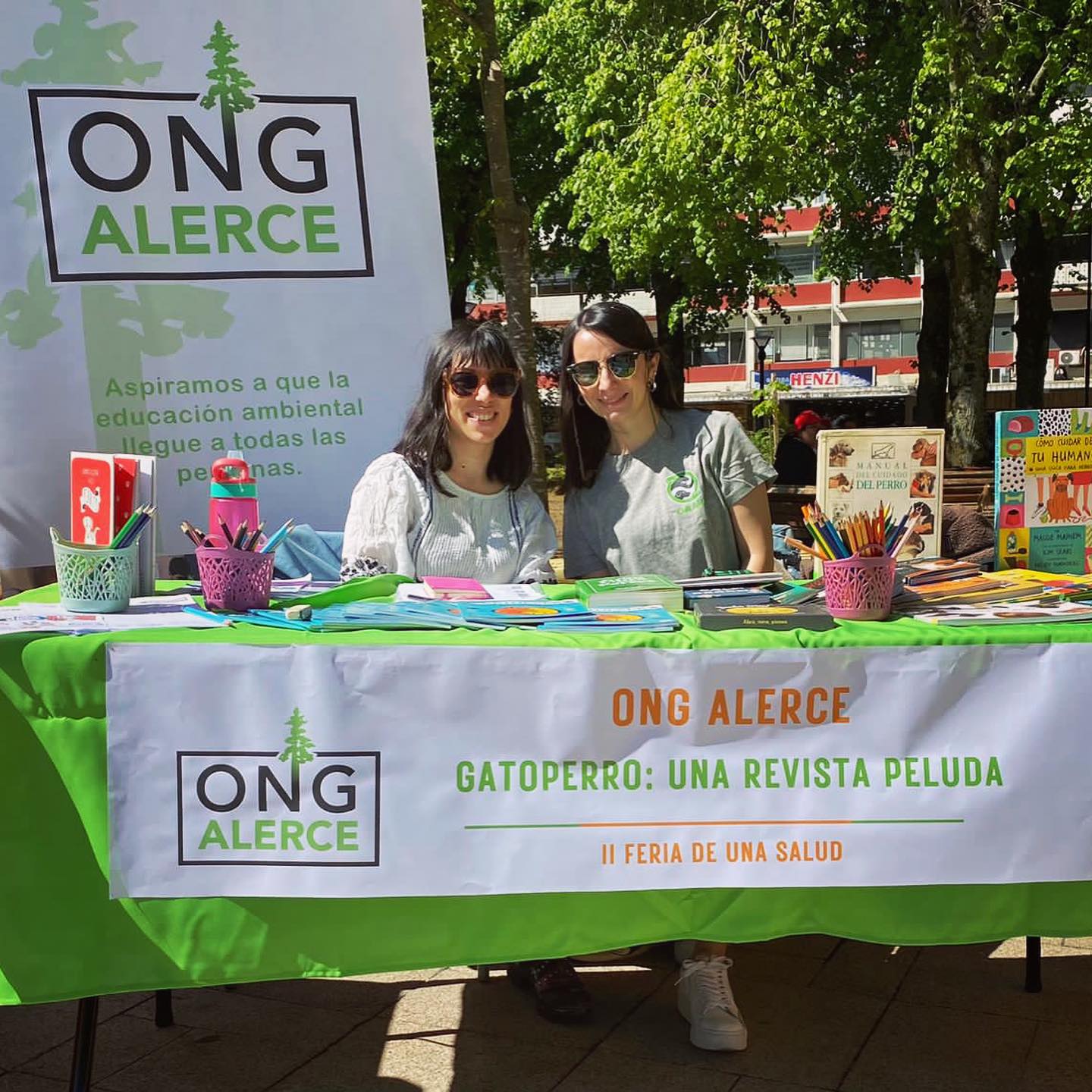 ☀️Una linda mañana de sol tuvimos el sábado en la II FERIA UNA SALUD, organizada por @centro_naturaleza_gaap .
Ahí estuvimos con GATOPERRO 🐱🐶, educando y concientizando en el enfoque “Una Salud”, que plantea que la salud humana, la sanidad animal y el medio ambiente son interdependientes. 💚
Gracias a todes quienes nos acompañaron y saludos a las personas y agrupaciones que compartieron sus experiencias y saberes junto a nosotras:
@cerefas_uach
@parqueurbanoelbosque
@lamanzana.valdivia
@lafken_lif
@arpilleristas_angachilla
@pampa.lab
@huertaagroecologicacollico
@cultura.lagaviota
@profe.fran_forjadorambiental
#unasalud #onehealth #tenenciaresponsable #mascotas