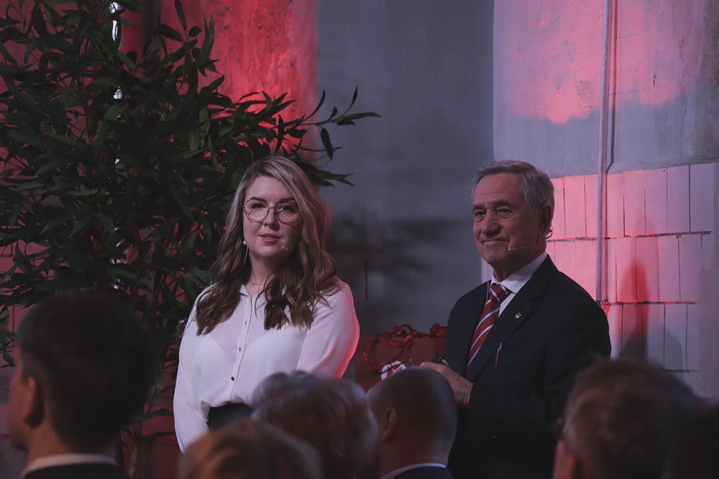 Hetk eilselt SDE majanduskonverentsilt “Tugev majandus, turvaline tulevik”, mida korraldama ja juhtima kutsuti. Pool aastat tööd päädis elamusterohke ja vaimu toitva, põnevaid arutleusid ning tulevikumõtteid pakkuva sündmusega. Aitäh @reilirand ja teised, et ägedat vaheldust igapäeva tööle pakkusite!