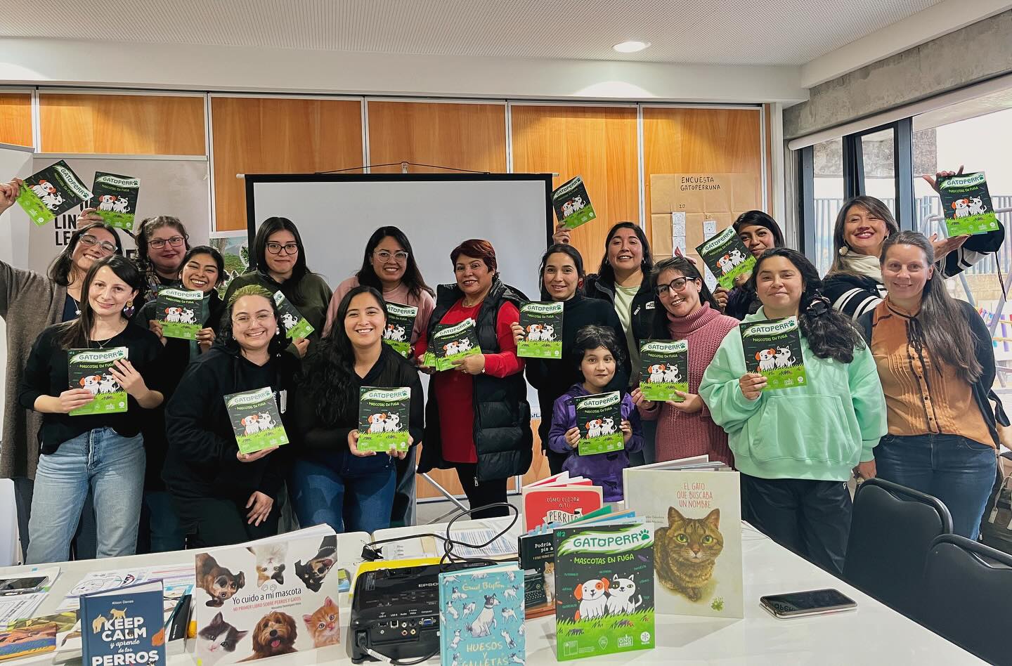 ⚡️Taller GATOPERRO # 2⚡️
El viernes pasado tuvimos la suerte de reunirnos en @cecreavaldivia con un grupo muy motivado de mujeres 💪, que, a pesar del cansancio de la semana, se hicieron un tiempito para compartir lecturas gatoperrunas e ideas para mediar la revista en sus espacios educativos 🌟. En esta ocasión nos detuvimos en la Encuesta Gatoperruna, y coqueteamos con matemáticas y ciencias. ¡Es que Gatoperro da pa’ mucho!
😄Gatoperro es más que una revista, es un excelente catalizador de conversaciones, aprendizajes, ideas, complicidades y mucho más. Y nosotras creemos que también es una comunidad que crece cada día 😸🐶.
¿Ya leyeron la revista?
Recuerden que pueden descargarla en la web www.ongalerce.cl y comprarla con nosotras o en librerías a un precio muy accesible.
Gracias a @escuelaunochile @craescuelafranciavaldivia @colegiosannicolasvaldivia @masterscollegevaldivia @escuelalasanimas_oficial @escuelaelbosque por ser parte de Gatoperro!
Y larga vida a la colaboración de @ong_alerce @quelindoleer y @trafun_ediciones 💥
Este es un proyecto financiado por el Fondo Nacional de Fomento del Libro y la Lectura 2023 de @culturas_cl @culturaslosrios @planlectura