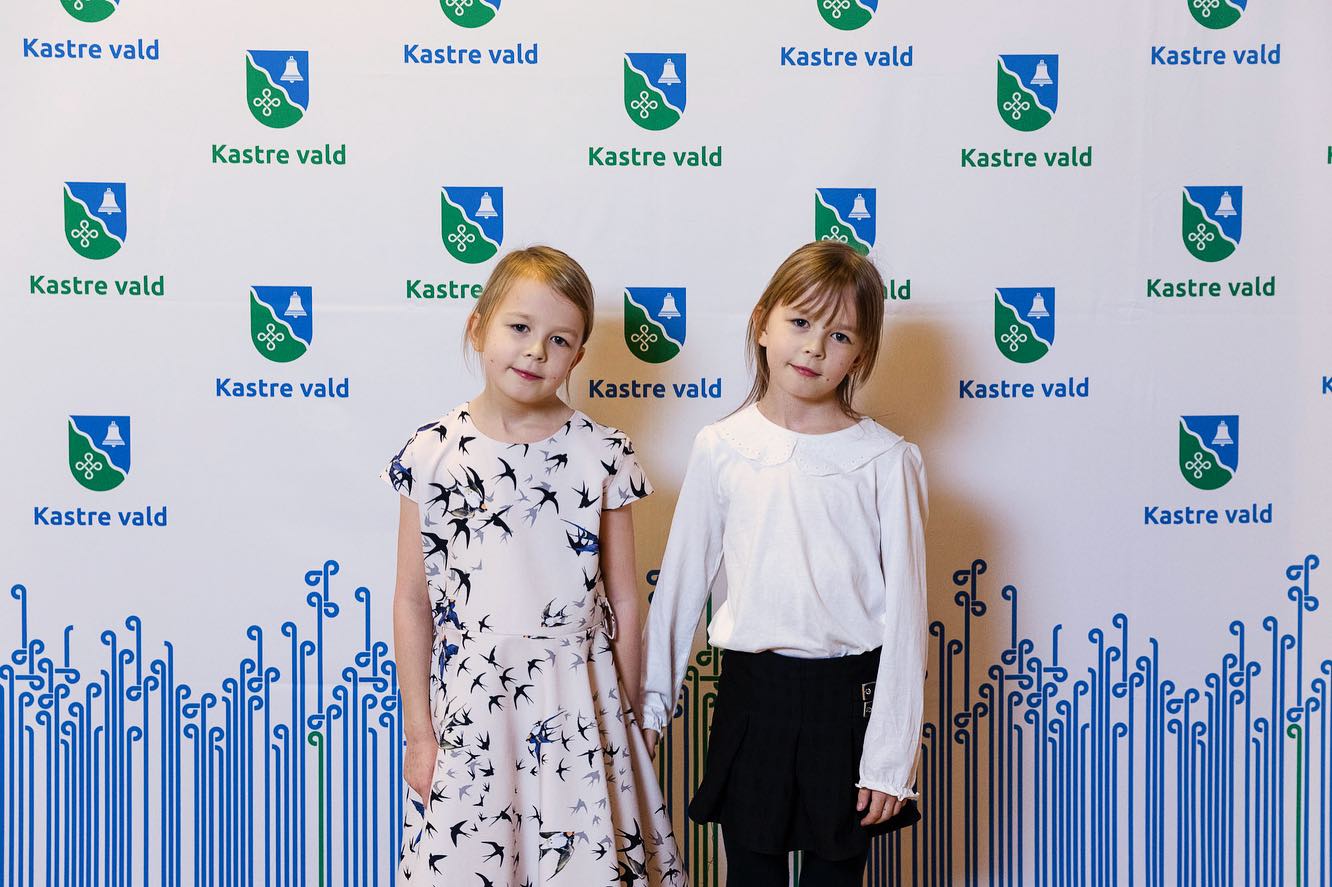 Hoolimata aasta töisemast nädalavahetusest sai ikkagi ka tähistatud. Traditsioonilise aktusega Kastre vallas, kus pildile sai püütud 2023 aasta sündmuse korraldaja Marko, kellega koos volikogus tööd teeme. Heade maitsetega, seekord ebatraditsiooniliselt mitte pika laua taga vaid sõpradega suurepärast lõkke toitu Peipsi ääres #pööranetäiskuusööming sündmusel nautides. Trenni tehes.Nii vahvalt teistsugune, et ununes kiluleibadest piltigi teha #elagueesti #kastre #peipsiääre #ev106🇪🇪