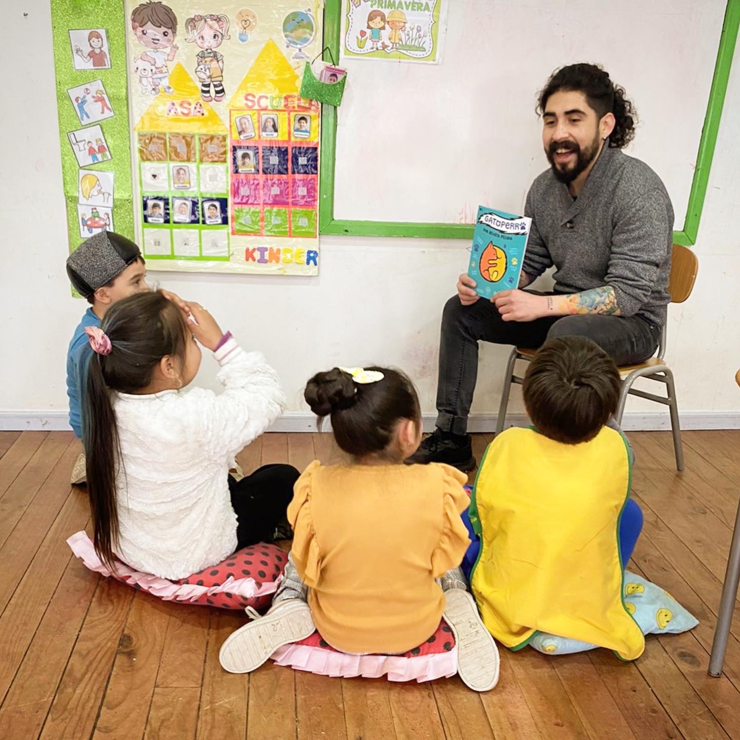 ☀️ ¡Felicidad absoluta: profesores y profesoras echan a volar Gatoperro en sus comunidades educativas!
Agradecemos a Javiera y Diego, quienes tras participar en el primer taller de uso y mediación de la revista infantil Gatoperro 😺🐶, mediaron la revista y realizaron sus actividades con sus comunidades educativas.
Gracias Escuela de Lenguaje Amancay y Escuela de Niebla Juan Bosch por educar a sus niños y niñas en convivencia responsable y cómo construir un mejor vínculo con sus mascotas.
📢 Recuerden que hoy a las 15:30 hrs nos encontraremos en el Segundo Taller de uso y mediación de la revista. Si aún no te inscribes, aún nos quedan cupos. Te esperamos!
@juanbosch_niebla @escuela_amancay @munivaldivia
#revista #talleres #mascotas #tenenciaresponsable #educacion