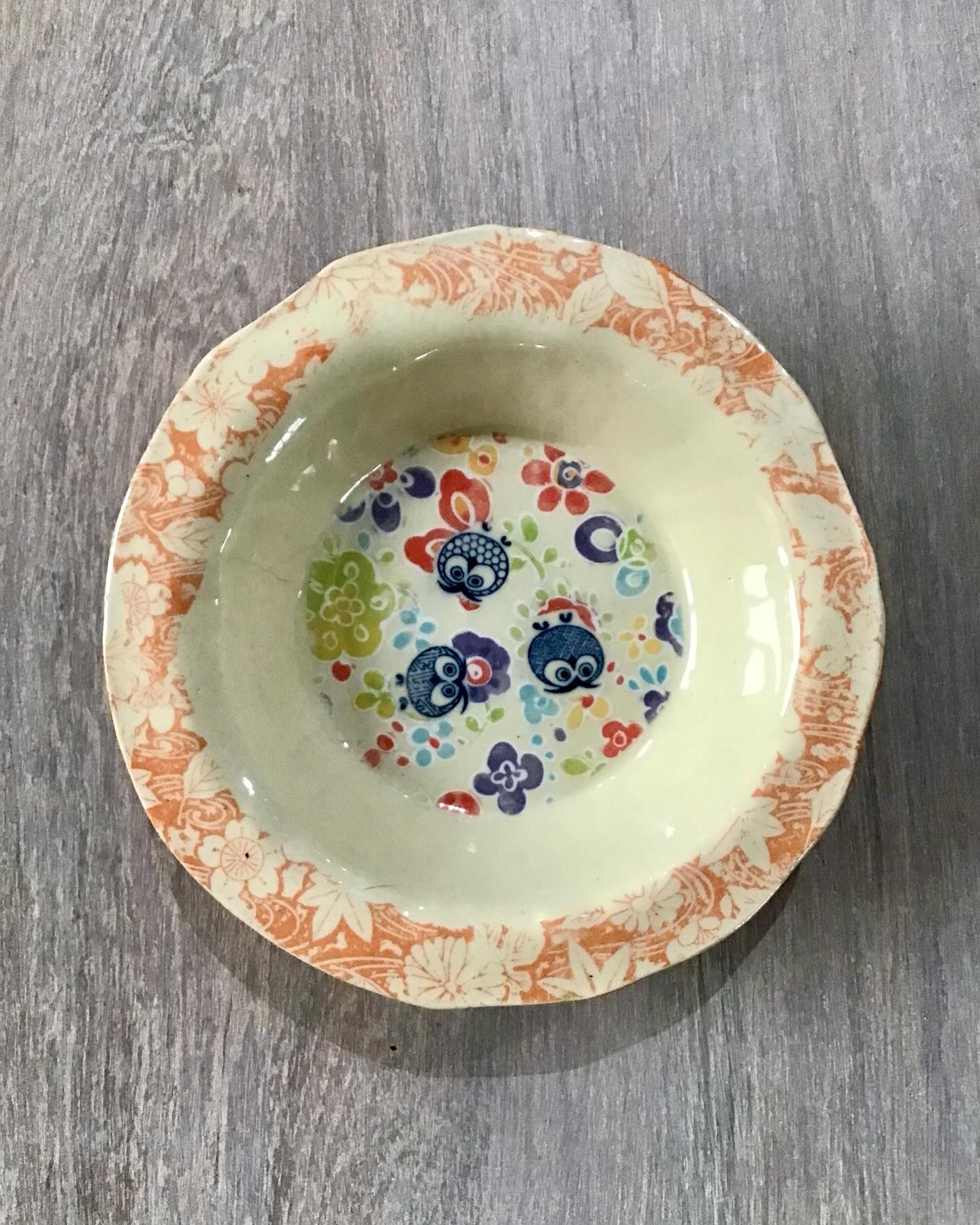 Some colourful pottery out of the kiln ☀️that feels like a bright summers day. Done with stamps, underglaze and underglaze transfers.