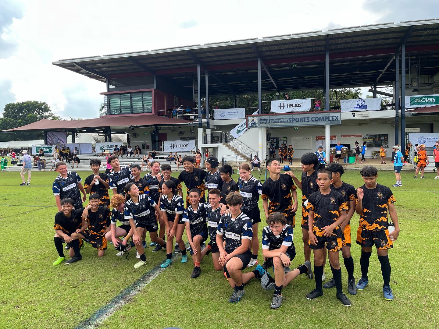 Last weekend our U14 and U12 age groups played at the Bangkok International 7s and Helios Kidster 10s. They all had a blast on and off the pitch and playing there heats out against some tough teams.
Overall our U14 kids placed 3rd of 5 teams and our U12 took last in 4th place. Our few older kids supported the Bangkok Lions in the U16 and U18 categories.
Thanks again to David and the team for supporting us through the tournament and offering more kids rugby in Bangkok.
#naksuurugbyacademy #naksuurugby #naksuu #rugby #charity #bangkok7s #helioskidster10s #bangkok #thailand #underprivledgedchildren #fun #hotday
