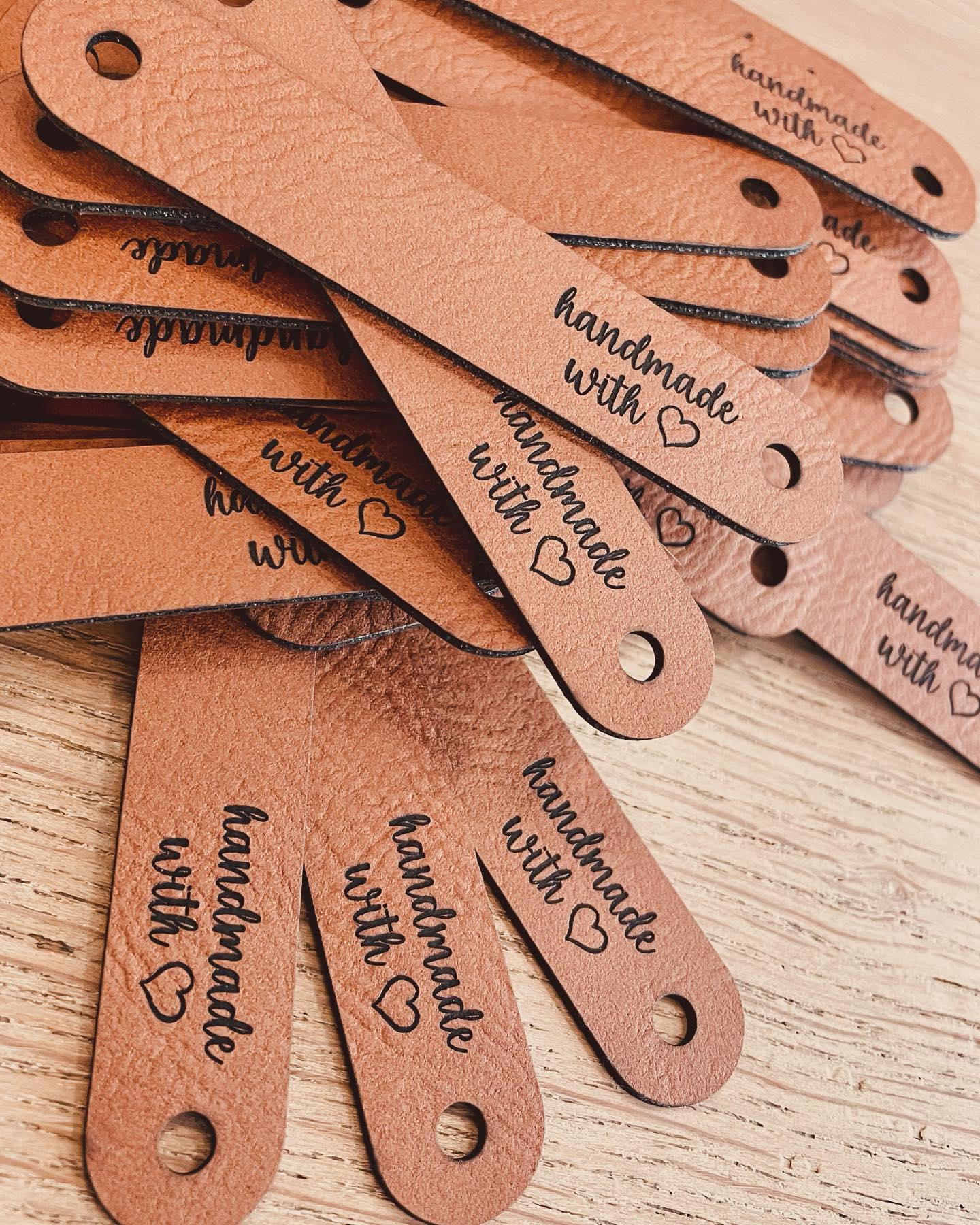 Du bist noch auf der Suche nach passenden Labels für Deine Werke? Dann bist du bei mir genau richtig - die Labels gibt es in verschiedenen Größen mit individueller Gravur .. Schreib mir gerne eine Nachricht 🥰
Für meine lieben Deutschen Kunden habe ich endlich die Versandkosten angepasst ... 🎉 schaut mal in meinem Shop vorbei www.fr-anzi.at
#labelliebe #personalisiert #diy #häkeln #label #labels #handgemacht #austria #österreich #münchendorf #diyaustria #mitliebegemacht