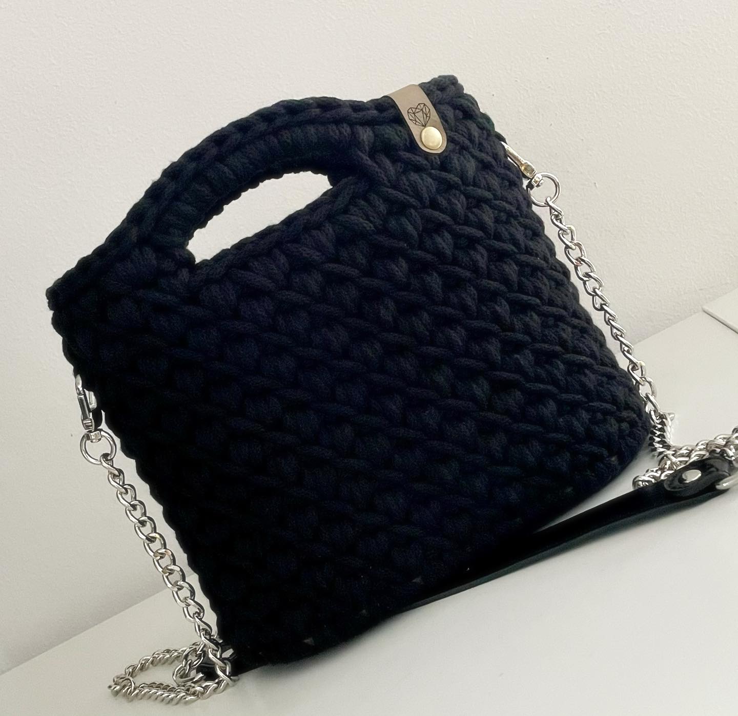 hab mir endlich selber ein Weihnachtsgeschenk gemacht ... eine kleine, aber feine, Tasche in schwarz 🖤 ... fürs Foto jetzt nicht die beste Farbe 🤣 ... für den perfekten Stand sorgt ein abwischbarer bambusboden ..
#häkeltasche #häkeln #diy #austria #crochetbag #tasche #schwarz #bobbinygarn #bobbiny #österreich #handgemacht #kleinaberfein #minibag #kleinetasche #geschenkidee #geschenke #freude #holzboden #häkelboden #smallbusiness #geschenkfürfrauen #bag