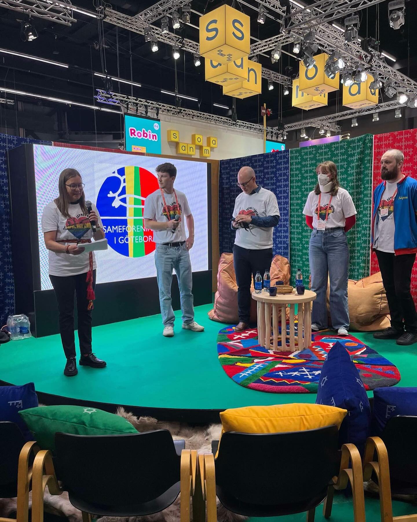 Sameföreningen i Göteborg var först ut efter invigningen på bokmässan, där vår ordförande Lena Thorneus berättade om föreningen. Vi bjöd även på en snabb språkkurs i nord-, syd- och lulesamiska! Vilken grej 😍
Missa inte oss under bokmässan, våra volontärer kommer bland annat stå vid bokbordet från torsdag-söndag. Ni är varmt välkomna för en pratstund, köpa en bok eller kanske till och med bli medlemmar i föreningen! ❤️💙💛💚