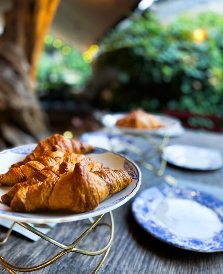 LE B R U N C H 🤎💙♥️
Une histoire de passion et de gourmandises !
Chez Édouard, on le prépare avec soin en y apportant toujours une petite touche en plus :
▪️Thé kusmi ou Café
▪️Smoothie Feel good
▪️Coupe de bulles 🥂
▪️Pancakes au sirop d’érable
▪️Assiette de saumon fumé, toast grillé
▪️Quiche méditerranéenne : courgettes, tomates, poivrons, olives
▪️Toast Wellington Edouard : roast beef, mayonnaise moutarde
▪️Brownies au chocolat, crème chantilly
39€ par personne, par table entière !
Tu peux des à présent réserver ta table ♦️
À très vite
Édouard
••••••••••• #brunchtime #brunch #lovemylife #magicmoments #brunchideas #tableoutside #jardindhiver #septembermood #moodboard #durbuy #durbuybelgium #durbuybarvauxdurbuy #durbuytourisme #bar #outside_project #outsidebar #champetre #champetrechic #brunchchampêtre #flowermagic #sunflower