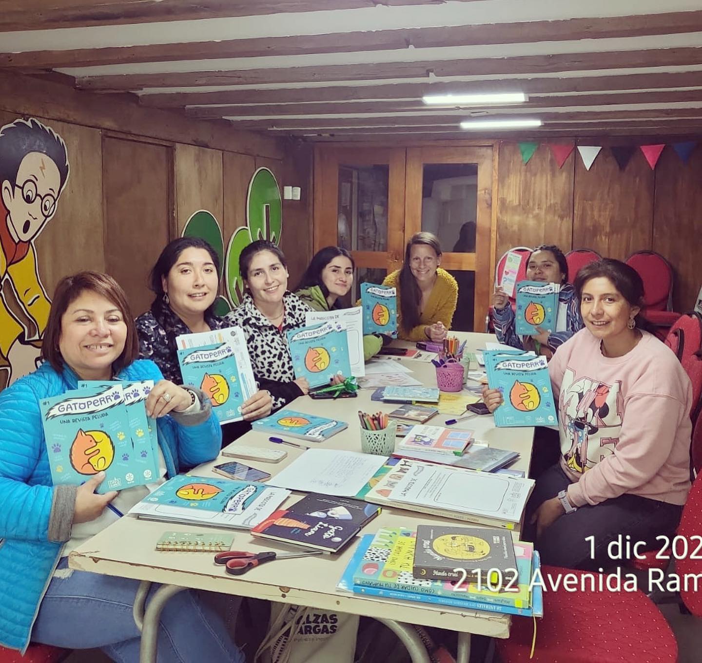 🐕🐈 Segundo taller de uso y mediación de la revista Gatoperro #1
Aquí van unas fotitos del taller que hicimos el pasado viernes en la @bibliotecavaldivia . ¡Estuvo de pelos! 😸
Aún puedes inscribirte al último taller, que será el viernes 15 de diciembre, a través del siguiente link: https://forms.gle/w68mRT81oSExrMtv8
🤩 Recuerda que cada participante podrá llevarse 5 ejemplares de la revista para su comunidad educativa.
¡Te esperamos!
Gracias @munivaldivia por apoyar esta iniciativa 💚
#mascotas #tenenciaresponsable #perros #gatos #educacion #revista
