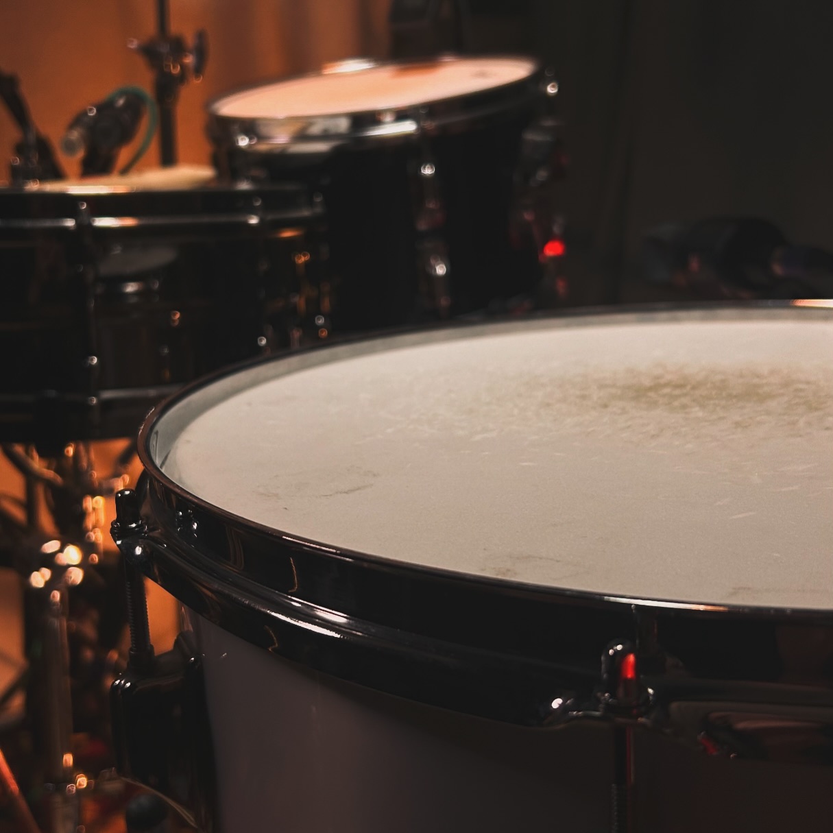 Rogers toms bringing the vibesss 💃🏻
#drummer #sessiondrummer #londonmusician #vf15 #remo #londonmusic #drummerinlondon #vintagedrums #rogersdrums #soundsfrommyattic #remoterecording #remotedrumtracks #remotedrumrecording