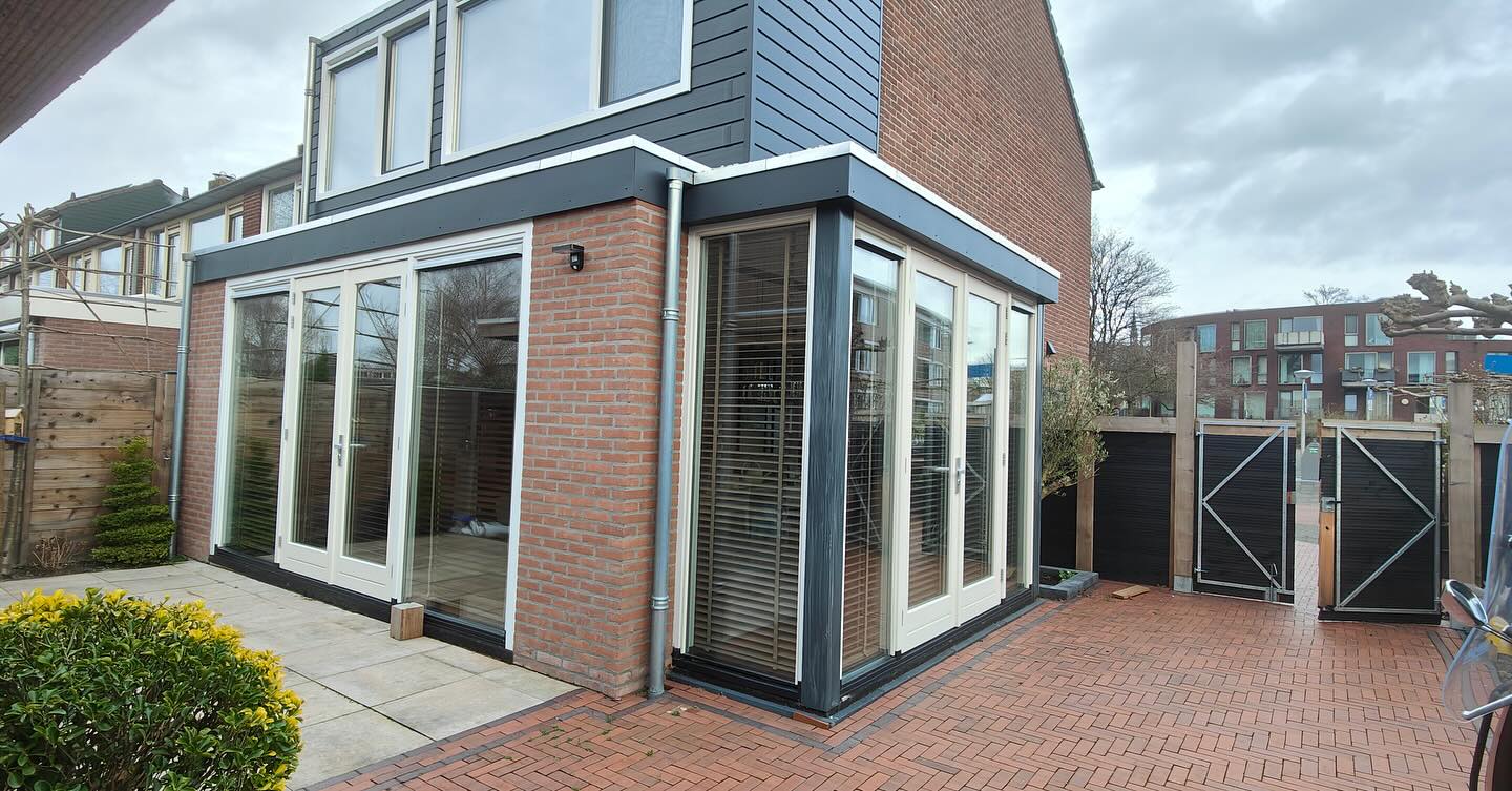 Opnieuw een geslaagd eindresultaat met onze prachtige kozijnen! 😍 Klus en Onderhoudsbedrijf Mone heeft met vakmanschap onze dubbele deuren met zijlichten gebruikt voor deze schitterende aanbouw. De zijlichten zijn bevestigd met schroeven, waardoor de pui moeiteloos naar wens smaller gemaakt kan worden. Ervaar nu de luxe van overvloedig natuurlijk licht en geniet van de ruime opening die de pui creëert.
Wil jij ook een aanbouw met zoveel lichtinval? Bestel dan nu kozijnen via onze website of stuur ons een berichtje.
#KlusMone #Vakmanschap #LichtEnRuimte #TevredenKlanten #Verbouwen #Bouwen #Wonen #Wooninspiratie #woonkamer #dubbeledeuren #kozijnen #Thuis #Erker 🔧🏡🌼
