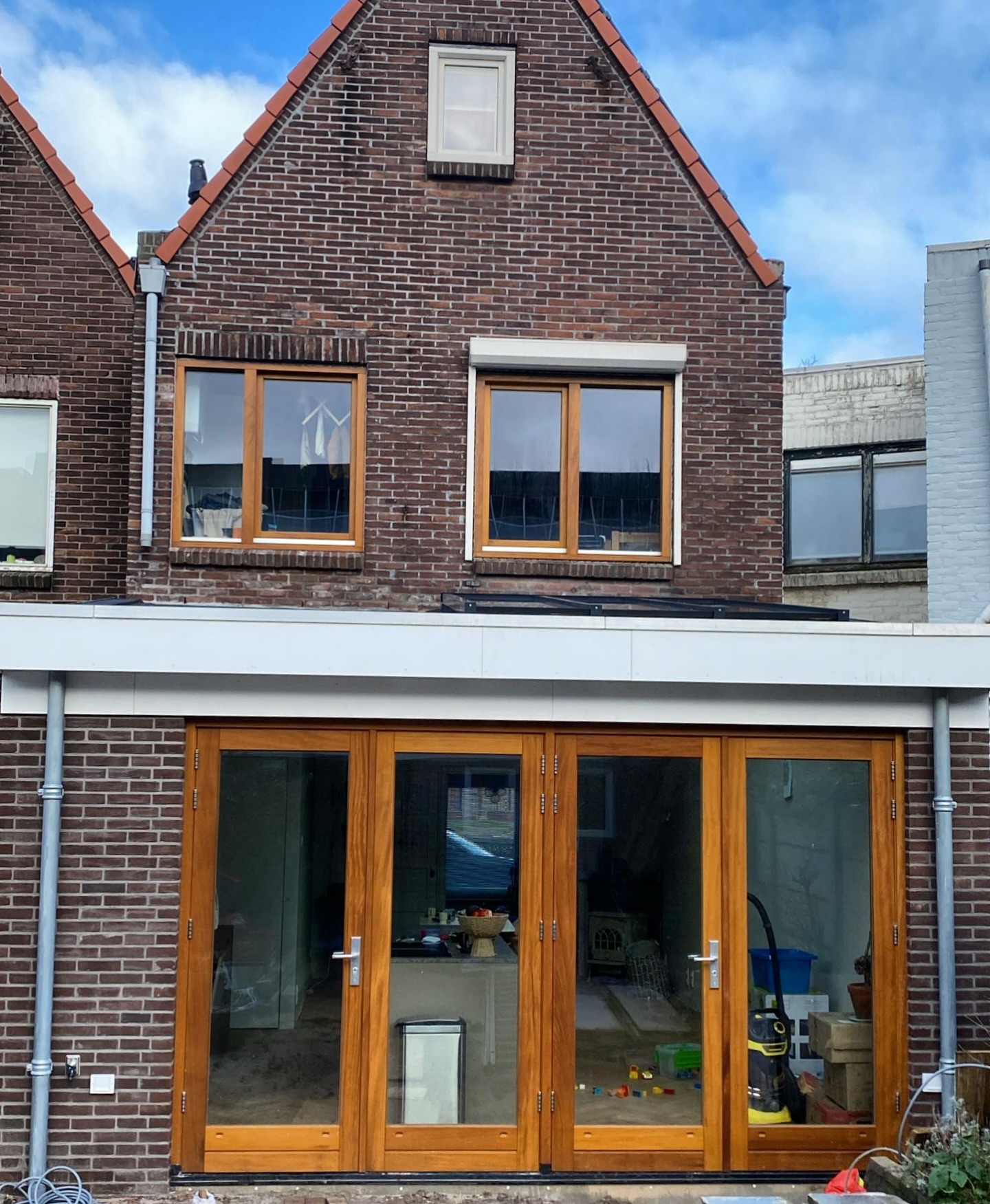 Opnieuw hebben we een prachtige foto ontvangen van het eindresultaat van onze op maat gemaakte kozijnen - en wat een resultaat! ✨ De transformatie is simpelweg verbluffend. Droom jij ook van een unieke uitstraling voor jouw woning? Kies dan voor onze op maat gemaakte kozijnen. Bestel nu en laat jouw woning stralen!
#MaatwerkKozijnen #UniekeUitstraling #Woningtransformatie #kozijn #EdvanDuin #verbouwen #bouw #wooninspiratie #wonen