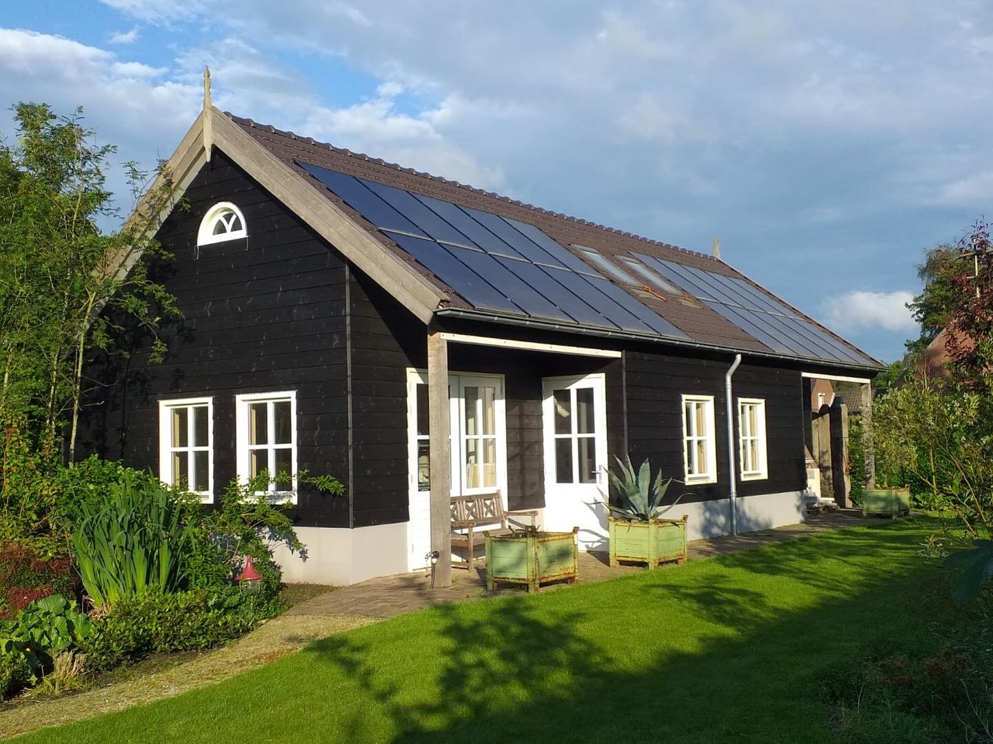 Wat is dit leuk geworden!😍 Voor het atelier in Eersel zijn kozijnen uit onze vaste voorraad gebruikt.
Wil jij ook zo’n tot leuk eindresultaat komen? Kijk snel op onze website voor de mogelijkheden.
#kozijnen #raam #woning #atelier #bouw #bouwen #wooninspiratie #verbouwen