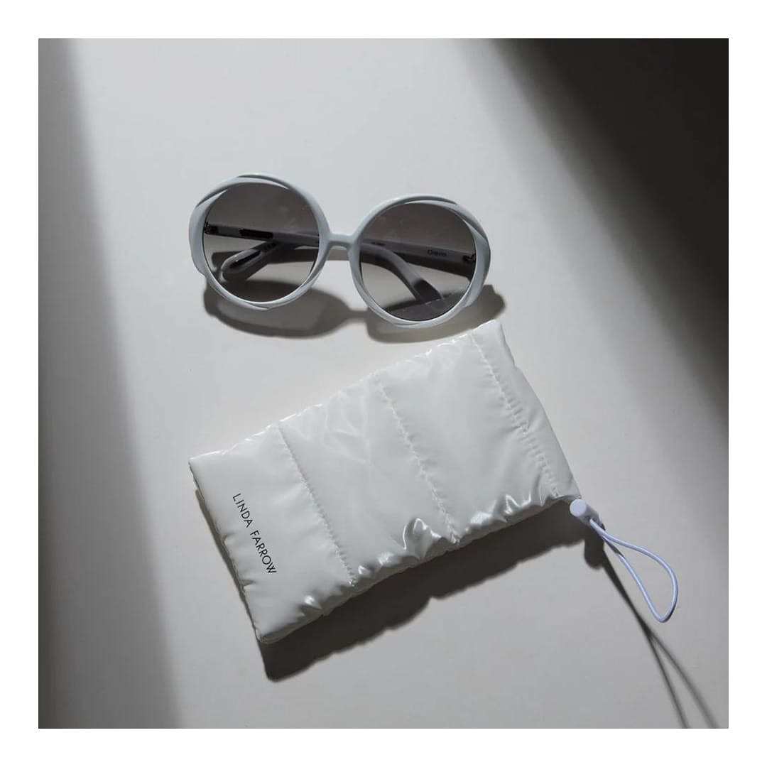 Wenn Du es stimmig magst, bekommst Du bei uns - passed zur Season - natürlich auch ein winterliches Puffa-Pouch als warmen Schutz für Deine Lieblingsbrille. #lindafarrow #winterwarmers #girlswithglasses