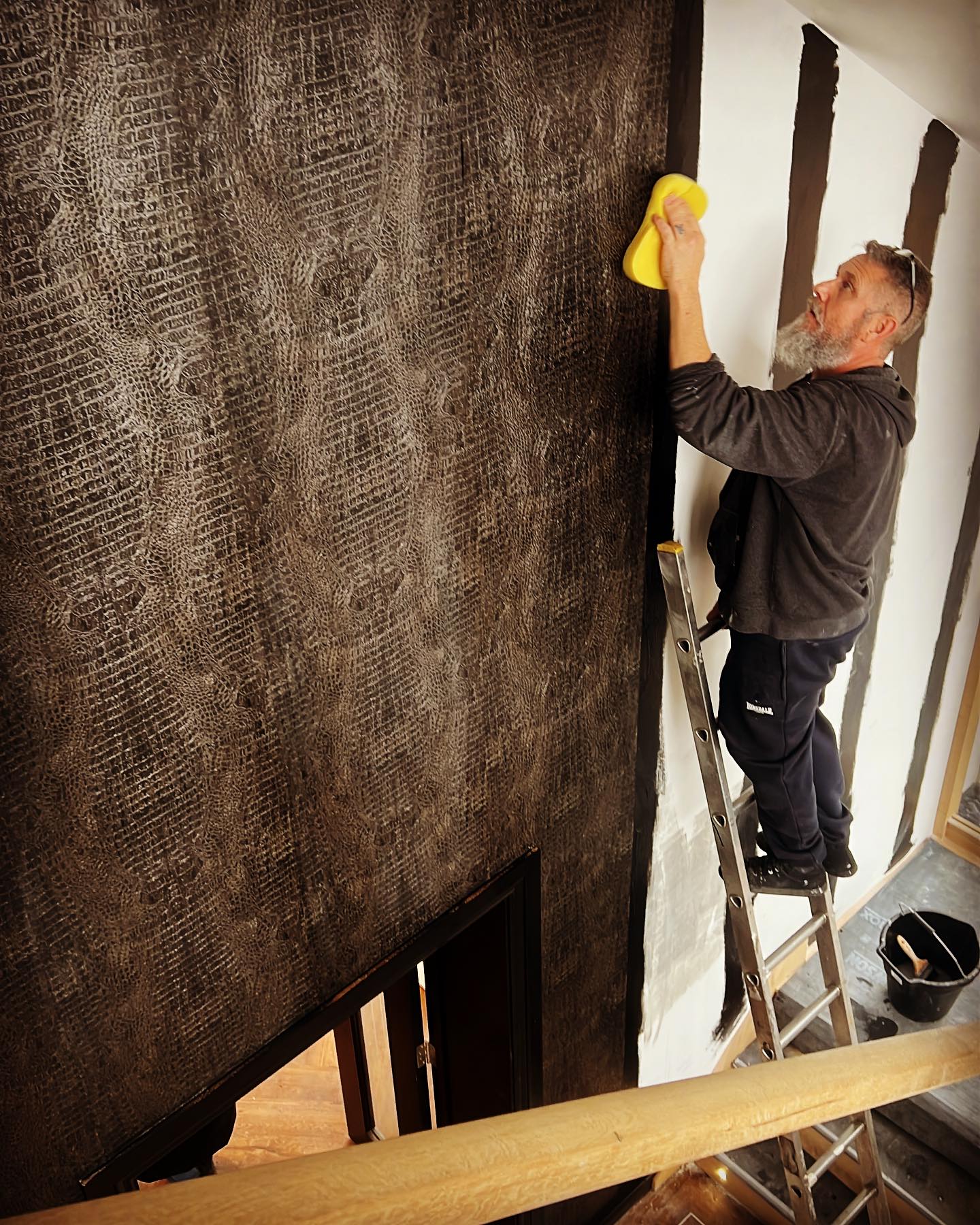 Hanging this beautiful crocodile wallpaper wasn’t easy but the finish looks stunning !!
#masterdecorators #interiordesign #artist #crocadile