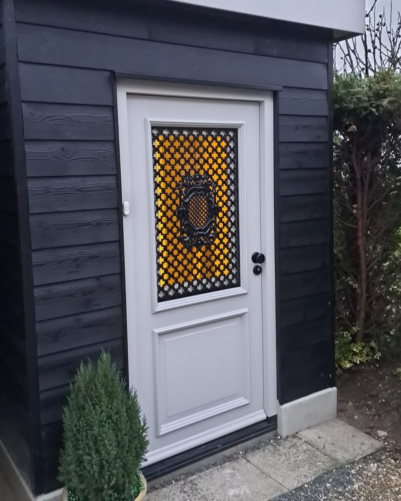 Voordeur met rooster😍
Deze voordeuren hebben wij standaard op voorraad en kunnen direct afgehaald worden. Deze zijn voorzien van kaderrubbers, drie puntsluiting en dts dorpel. De deur is 54 mm dik en isoleerd dus erg goed. Het raampje kan open.
Erg leuk en handig allemaal, maar het is natuurlijk ook gewoon een prachtige deur. Deze past bij bijna elk type huis, modern en strak of een ouderwetse boerderij.
Stuur ons een berichtje voor meer informatie.
#hardhout #voordeur #wooninspiratie #wonen #woondecoratie #wonenlandelijkestijl #sfeervolwonen #kozijn #verbouwingen #verbouwen #bouw #huisbouwen🏡