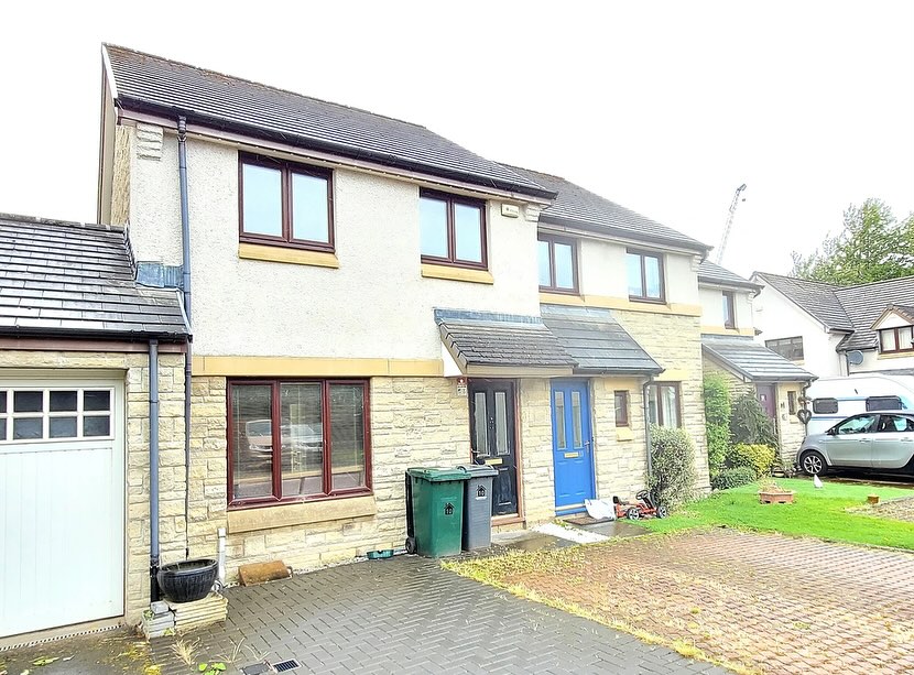 For sale. Green park. Edinburgh. Eh17. 3 bed house. Link below : โฌ๏ธ
https://www.chrisslingproperties.com/gp42028052
A highly desirable terraced villa located in a quiet cul-de-sac on this sought after development alongside Liberton Golf Club. It is situated in easy reach of local amenities and regular bus routes, it forms part of a popular residential area and offers spacious, well-maintained accommodation.