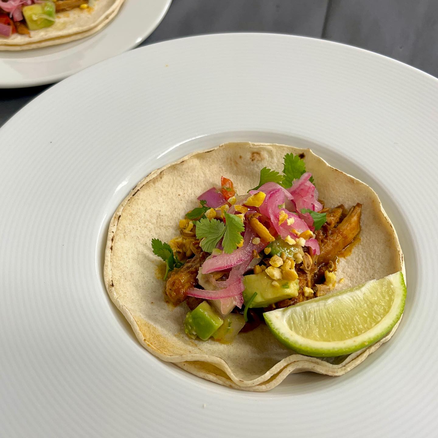 Our wedding tastings weeks are in full swing at Tandem HQ! Always happy to go off-menu, we loved this colourful bespoke starter for a recent couple - Pork carnitas taco with lime pickled onions, avocado salsa and fried corn
#surreywedding #weddingcatering #surreyhills #carnitas #weddingtacos #weddingfood #surrey #guildford