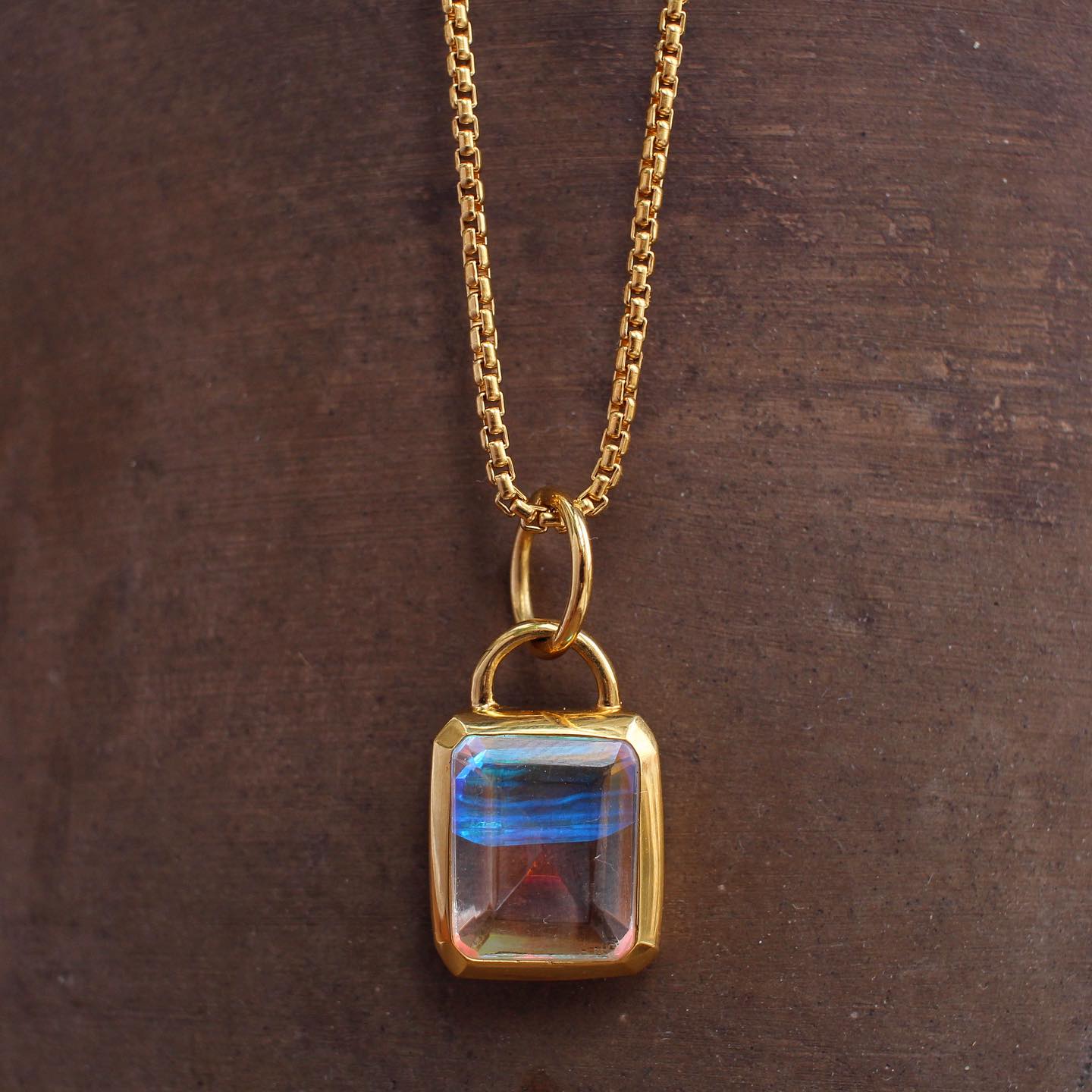 A Touch of Magic in Gold!
The mesmerizing color-changing of this gemstone gives the jewelry a unique aura.
"Available upon request"