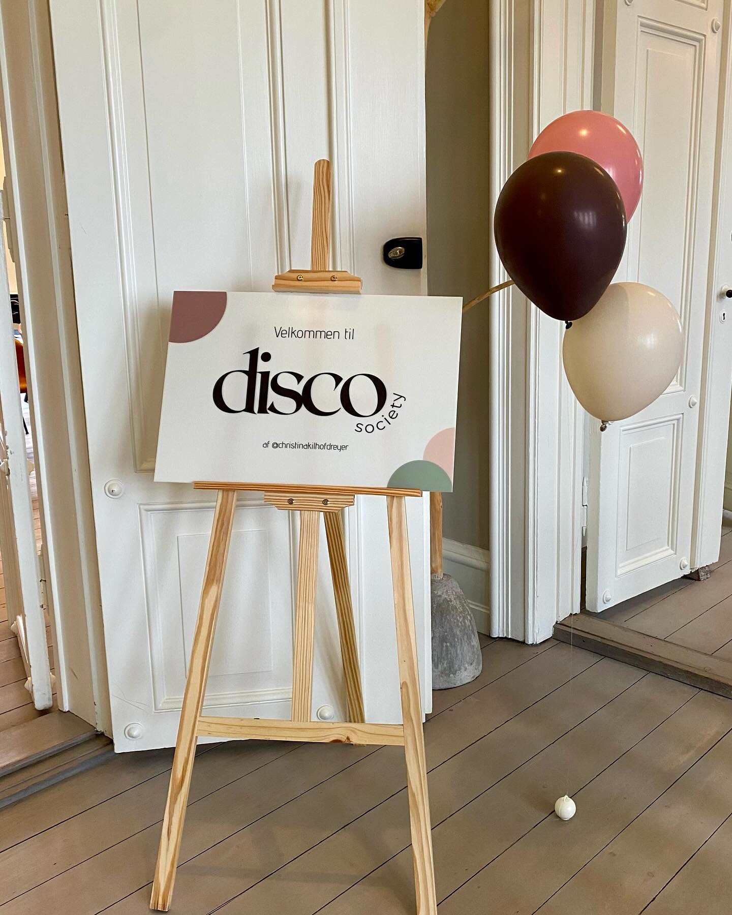 Huset summer af liv og er fyldt med glade influencers. @_sisusocial har inviteret til arrangement for medlemmerne i Disco Society og stemningen er i top 🤩