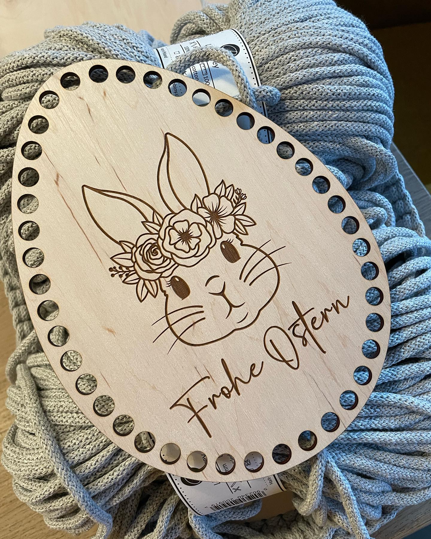 Soooooviele Osterböden haben sich jetzt schon auf die Reise gemacht .. und nie war Zeit für ein Bild 🐰 aber weil ihr alle schon so fleissig am Ostercontent teilen seid, muss ich auch mal mitmachen ☺️
#häkeln #haekeln #ostern #gravur #osterhase #münchendorf #austria #crochet #häkelböden #diy #froheostern #happyeaster #diyaustria #handgemachtinösterreich #franzicraftsdiy #hygge #bobbiny #baumwollgarn