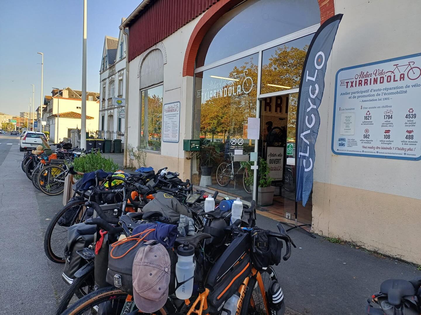 Hier soir on a fait la soirée de veille de départ de la Clacyclo Basque.
Un grand merci à l’atelier vélo @txirrindola à Bayonne pour leur accueil chaleureux ! (Allez faire un tour sur leur page pour voir toutes leurs actions.)
Et Milesker à la brasserie @abarratia_biereautonomebasque pour leurs excellentes bières !
Et merci à tous les bénévoles et tous les participants.
Du love 🫶