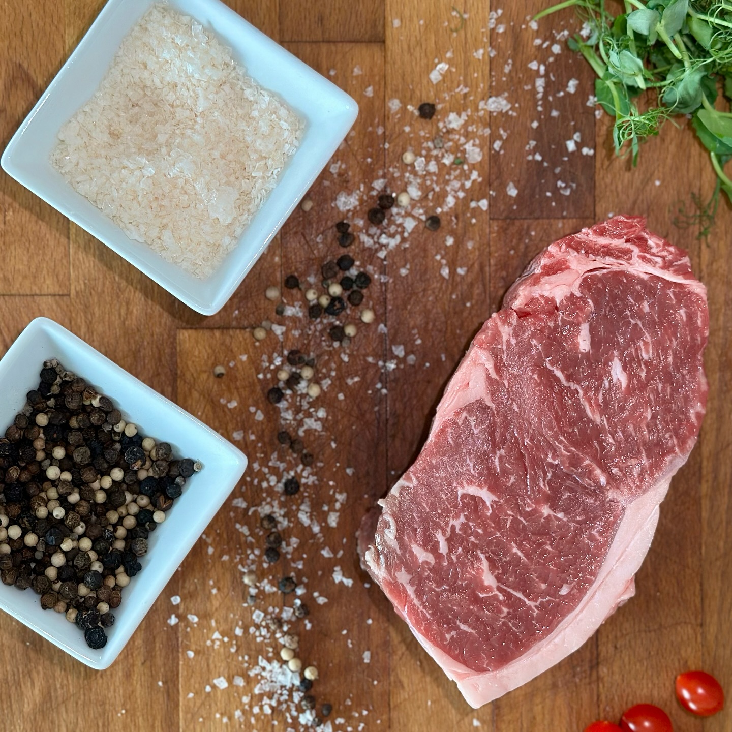 Ab sofort auf der Karte - G.O.P. Prime Grade Rumpsteak
Das Fleisch der @greateromahapackingco aus Nebraska steht weltweit für höchste Qualität. Prime Grade steht dabei nochmals für die höchste Qualitätsstufe der G.O.P. und zeichnet sich durch größtmögliche Zartheit, Saftigkeit und feinste Marmorierung aus.
Bei uns aktuell als 220 Gramm Rumpsteak mit Pfifferlingen, schwarzem Knoblauch, Drillingen und Rotwein Jus erhältlich (größere Cuts möglich).
#pier6 #restaurant #goodfood #steak @greateromaha