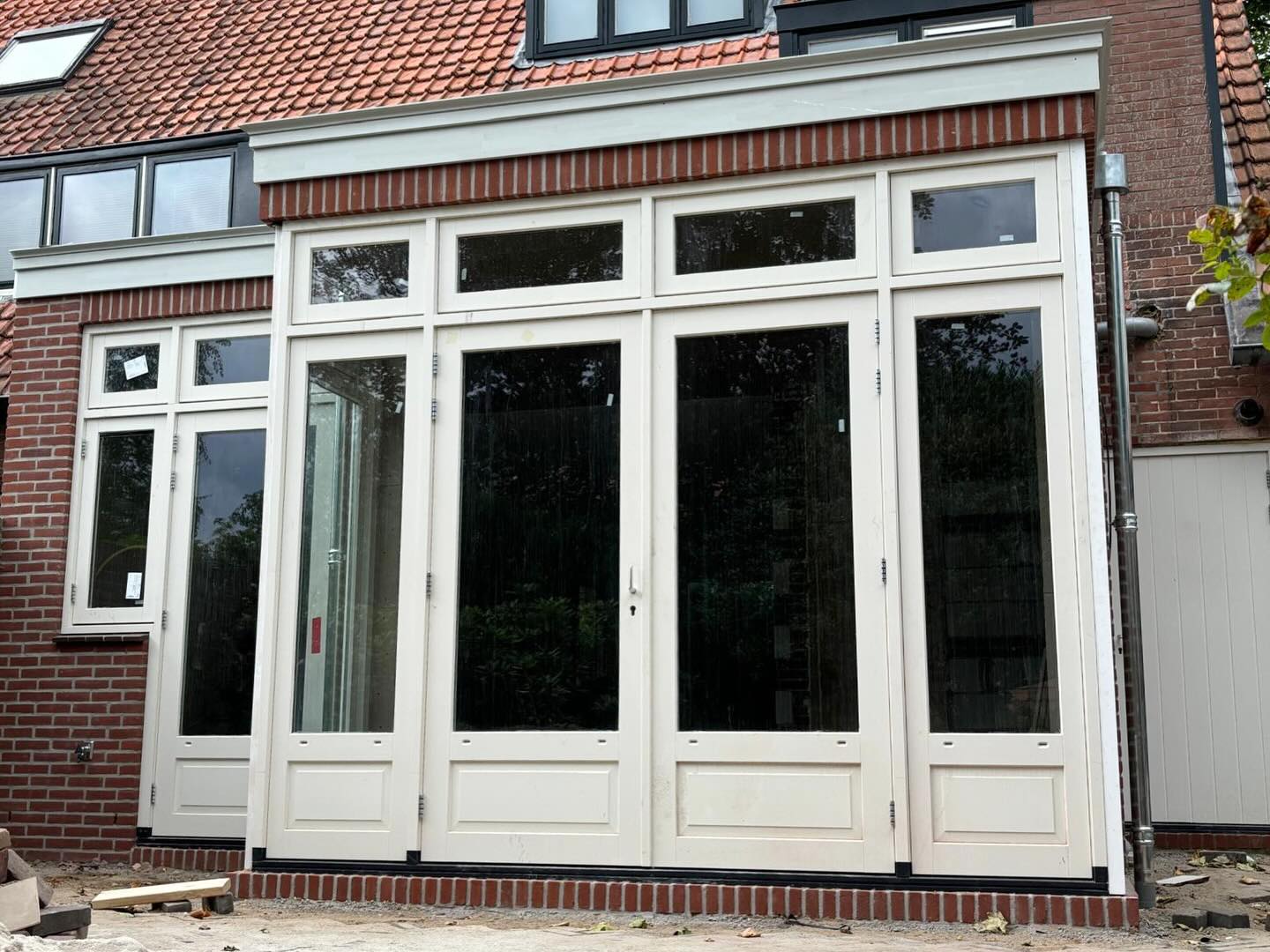 Paneeldeuren✨😍
Dit kozijn is op maat gemaakt speciaal volgens de wensen van de klant. Er is gebruik gemaakt van paneeldeuren voor een nog luxere uitstraling.
Wil jij ook zulke mooie kozijnen? Kijk op onze website voor de mogelijkheden of stuur ons een berichtje.
#kozijnen #achtergevel #wonen #huis #huisbouwen🏡 #thuis #wooninspiratie #bouw #kozijnplaatsen
