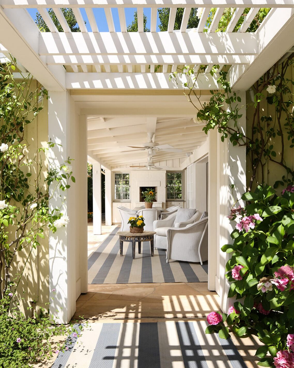 It’s giving Nancy Meyers vibes 🌷🤍🌿
.
Stunning backyard by @loribackeninteriors . Do yourself a favor and checkout this project on her website! You’ll want to move in immediately.
