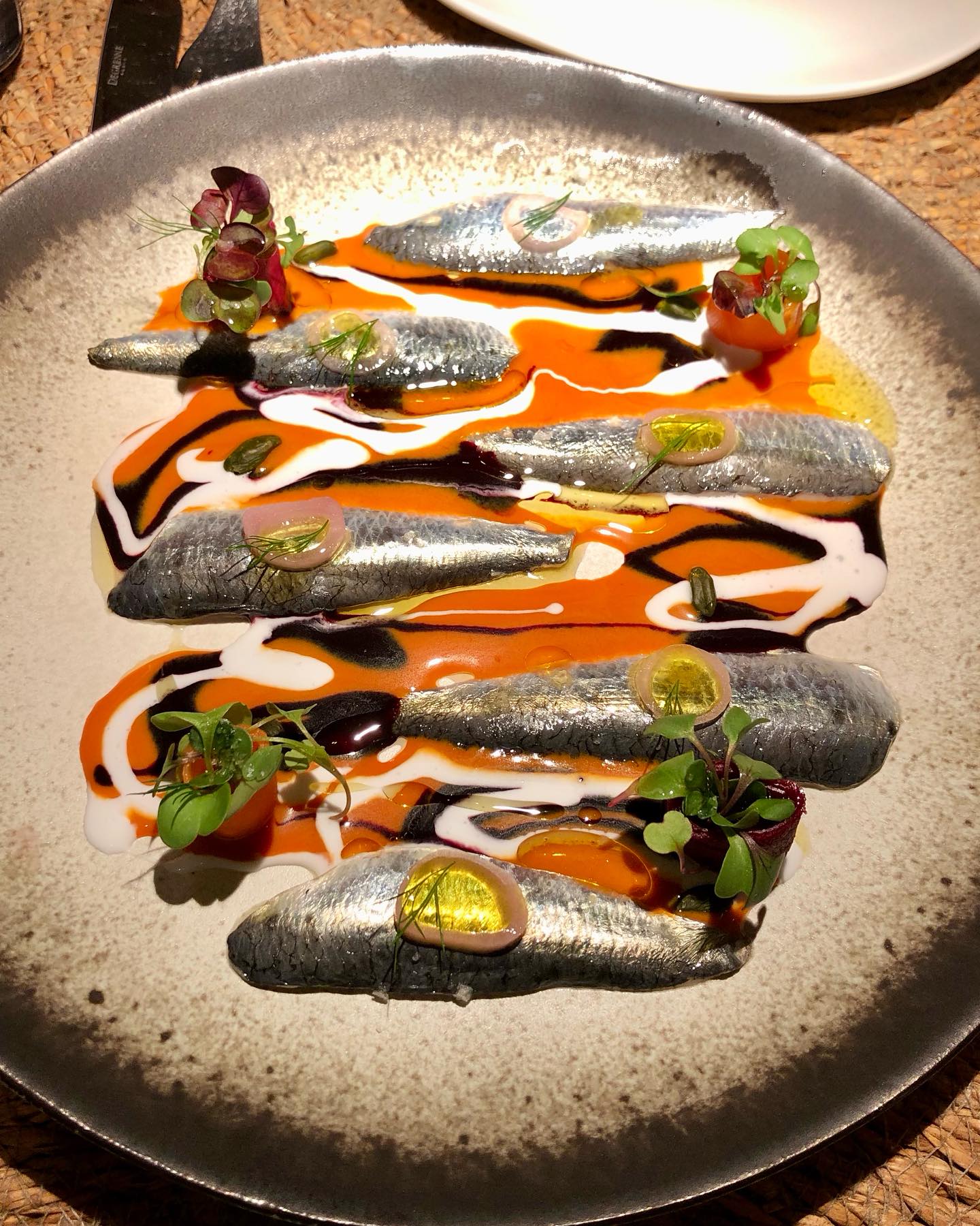 Mucho Gusto is altijd op zoek naar de beste restaurant tips voor haar klanten. Tja, iemand moet het zware werk doen en we offeren ons graag op 😋
Vandaag probeerden we @compartirbcn uit, het zusje van @disfrutarbcn, het op één na beste restaurant ter wereld.
Gelukkig hoefde we bij Compartir geen 2 jaar (!) te wachten op een tafel en konden we vrij snel terecht.
‘Compartir’ betekent ‘delen’. De meeste gerechten op de kaart zijn dan ook om te delen met 2 - 4 personen. De keuken is Mediterraans, het eten overheerlijk, de bediening super attent en de rekening enigszins pittig, maar bij deze kwaliteit dik in orde.
Compartir bevindt zich in de wijk Eixample in de straat Carrer de Valencia 225.
Absoluut een aanrader voor de fijnproevers en lekkerbekken!