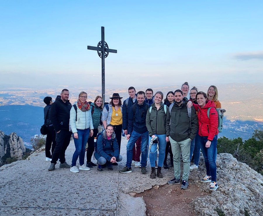 Het was een mooi einde van 2023 en een prachtige start van 2024 met deze geweldig leuke groep van @amigoreizen.nl.
Het jaar werd afgesloten met een fietstour met bezoek aan de Sagrada Familia en het nieuwe seizoen werd afgetrapt met een bijzondere excursie naar het hoog gelegen klooster van Montserrat.
Dank @amigoreizen.nl en @gerdinekehogendoorn voor het vertrouwen en de gehele groep voor de goede vibes! En natuurlijk gidsen @annemarike.bcn en @do_rien voor de super begeleiding. 🙏