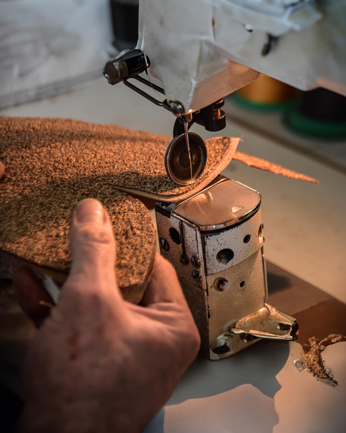 🌱 Premier prototype de chaussure en Cuir de Bière ! 🍺 En collaboration avec Thierry, podo-orthésiste et cordonnier varois. J'ai souhaité observer un professionnel du cuir afin de comprendre les techniques utilisées et d'explorer les limites de ce nouveau matériau biodégradable ! De belles perspectives d'avenir se dessinent ! 🌿✨
#artisan #handmade #design #designproduct #innovationdesign #sustainability #sustainable #shoes #prototyping #leathershoes
