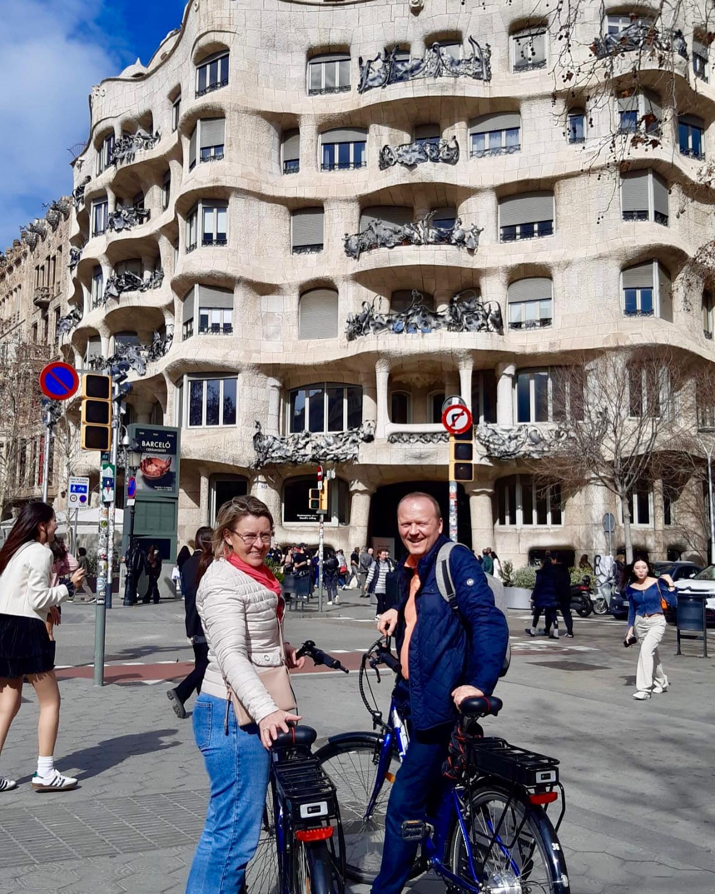 Bij Mucho Gusto Tours weten we alles over Antoní Gaudí, zijn architectonische meesterwerken zoals de Sagrada Familia en Casa Mila, en het Modernisme, de lokale term voor Art Nouveau, de artistieke stijl waar veel van zijn werken onder vallen.
Met onze Sagrada Familia en Gaudí tour kom je op een luchtige en leuke manier alles over deze intrigerende man, zijn leven, zijn passies en de stroming waar hij deel van uitmaakte te weten. Ondertussen zie je nog veel meer moois van Barcelona.
Het koppel op de foto deed dit een paar weken geleden op e-bikes en onder de ervaring leiding van onze gids @annemarike.bcn.